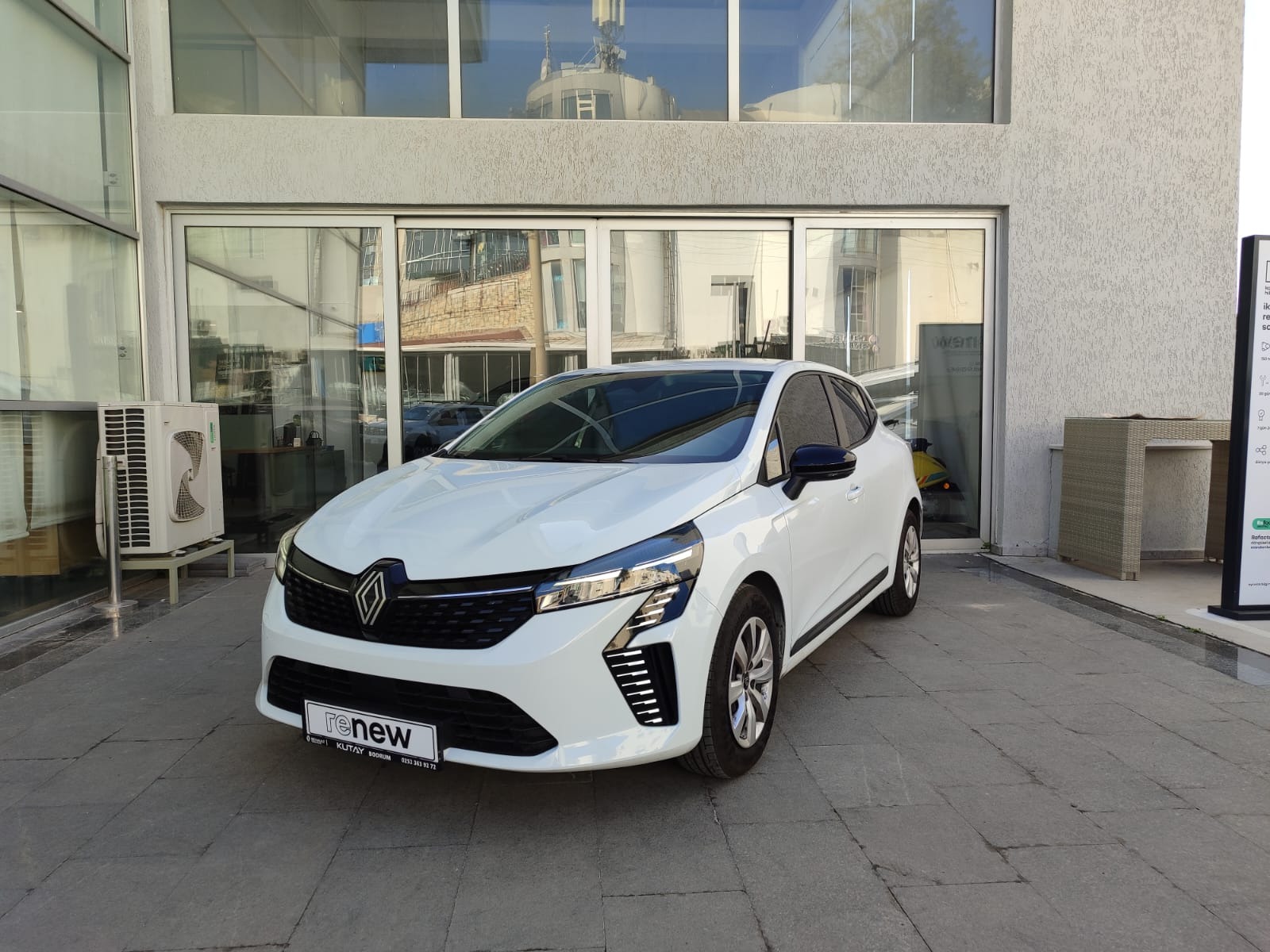 Renault Clio Hatchback 1.0 TCe Equilibre