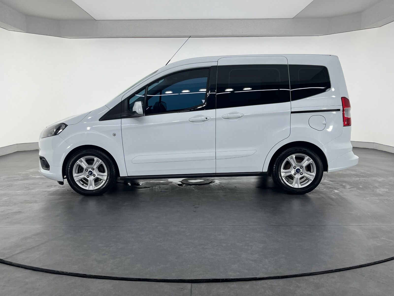 Ford Tourneo Courier 1.5 TDCI Deluxe - 2023 - Detay