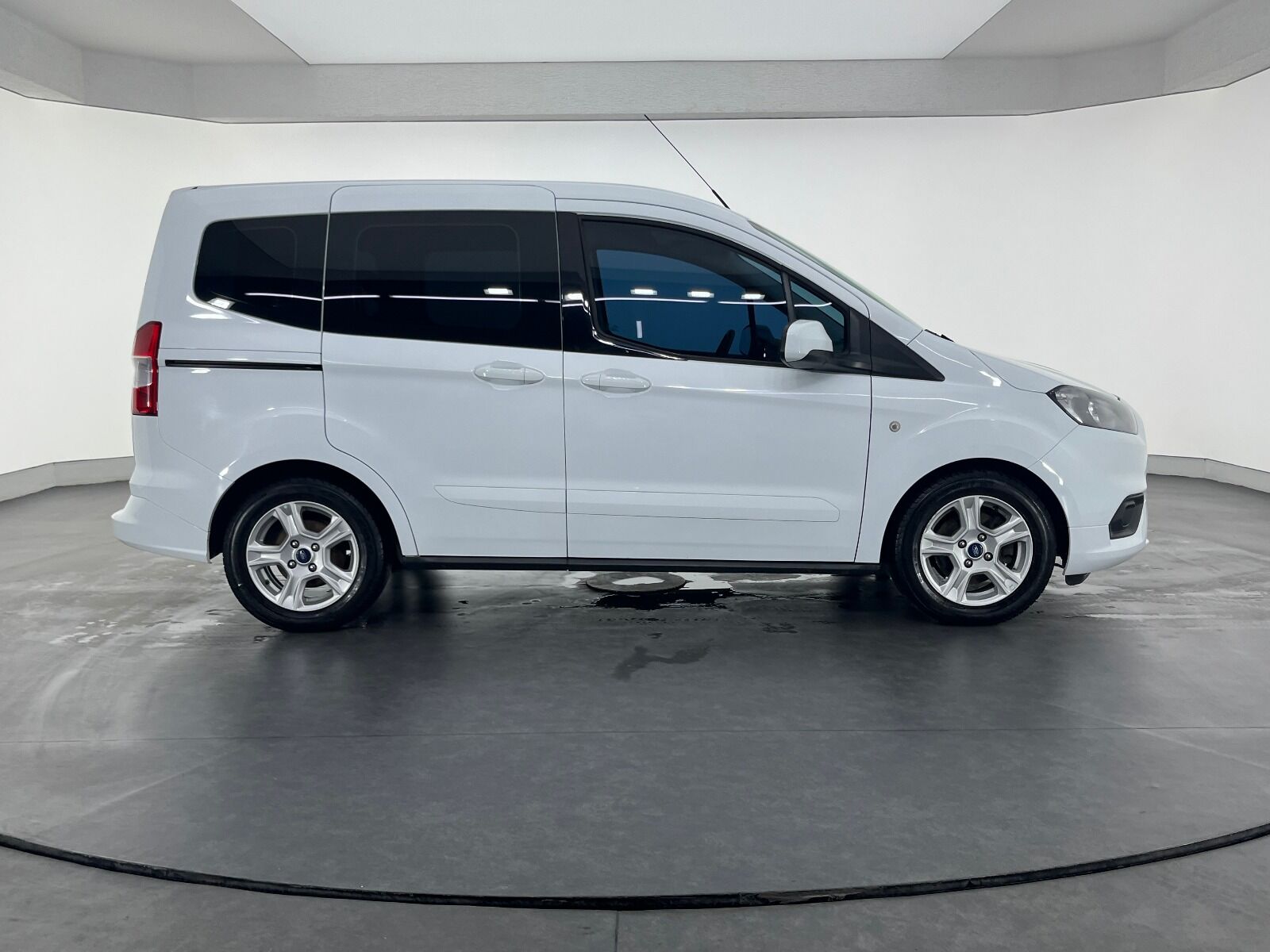 Ford Tourneo Courier 1.5 TDCI Deluxe - 2023 - Detay
