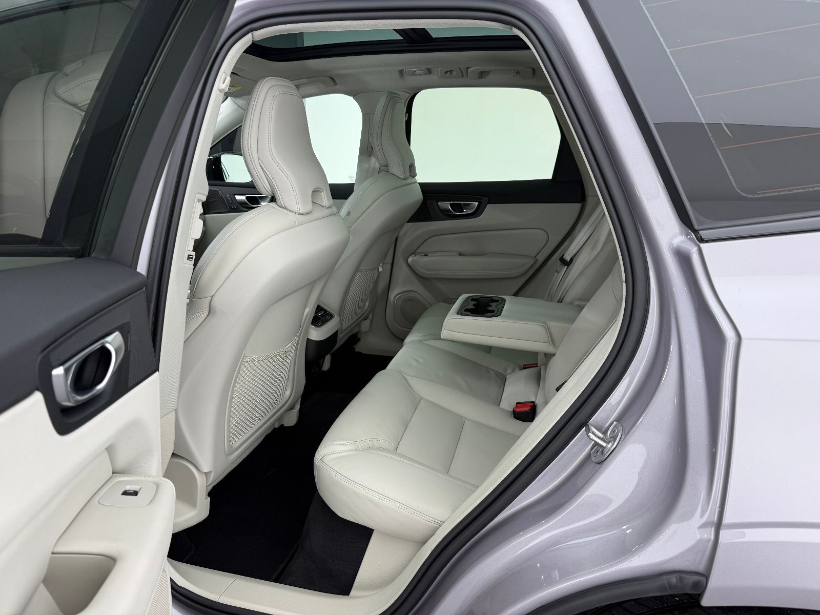 Volvo XC60 2.0 B5 MHEV Plus Dark AWD - 2026 - Detay