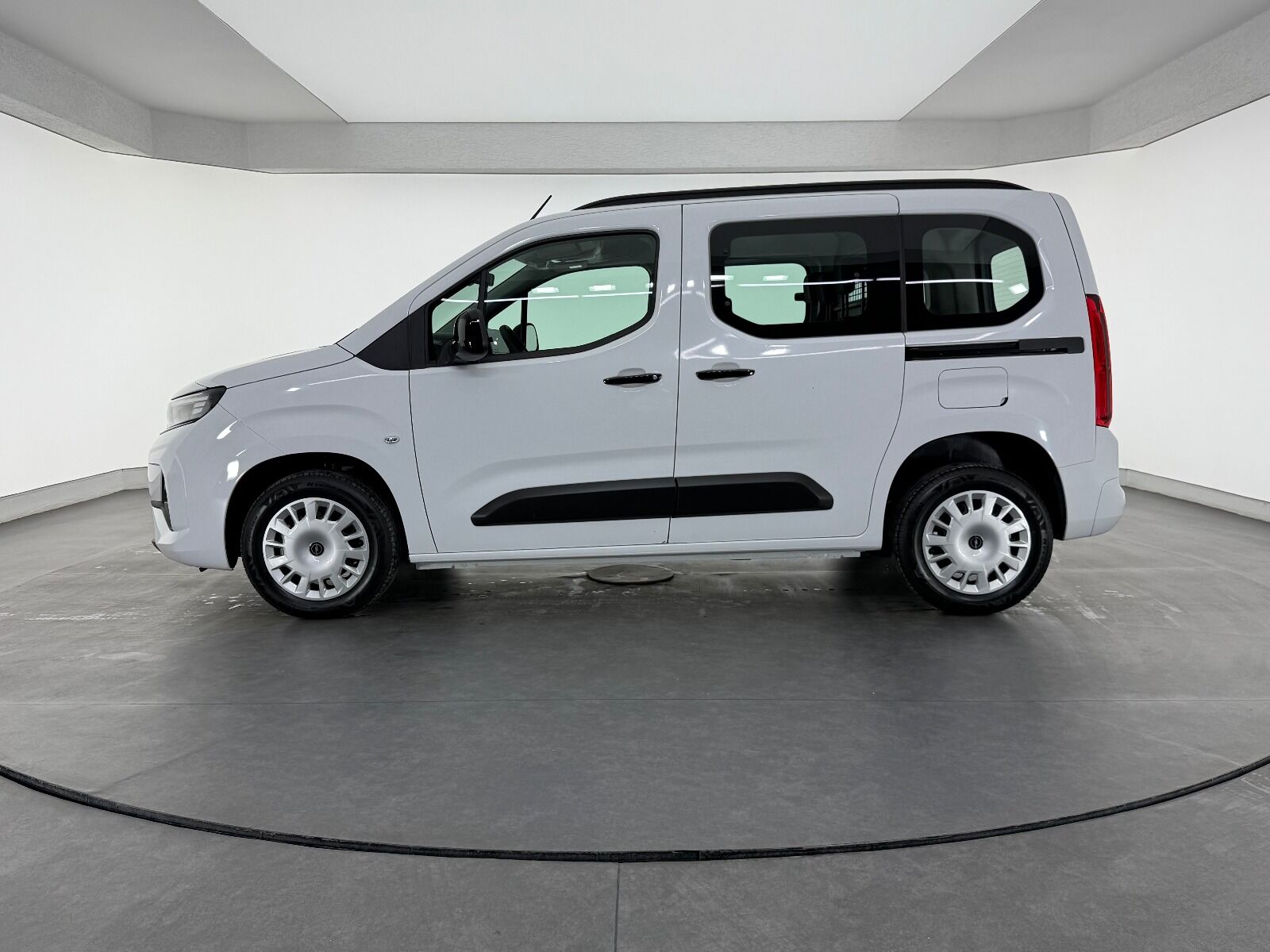 Opel Combo 1.5 D Essential - 2026 - Detay