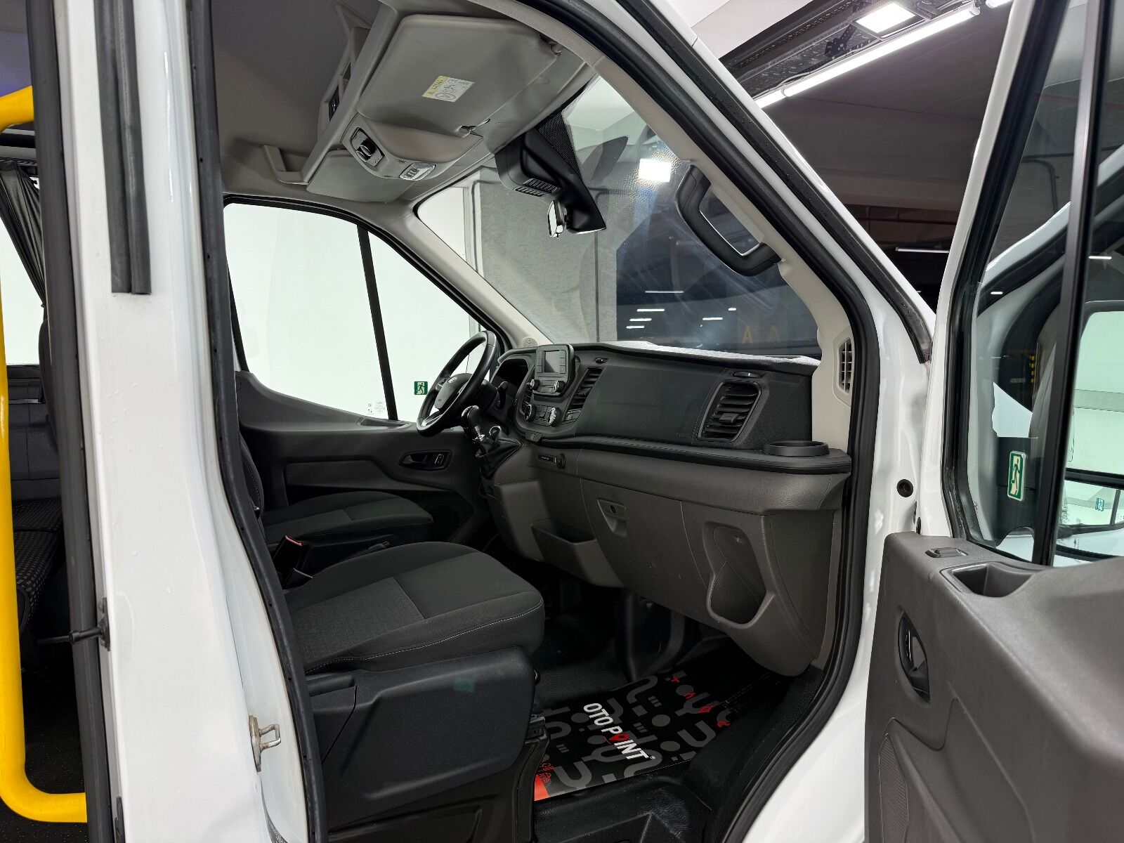 Ford Transit 2.0 EcoBlue 440 E Deluxe UPG - 2023 - Detay