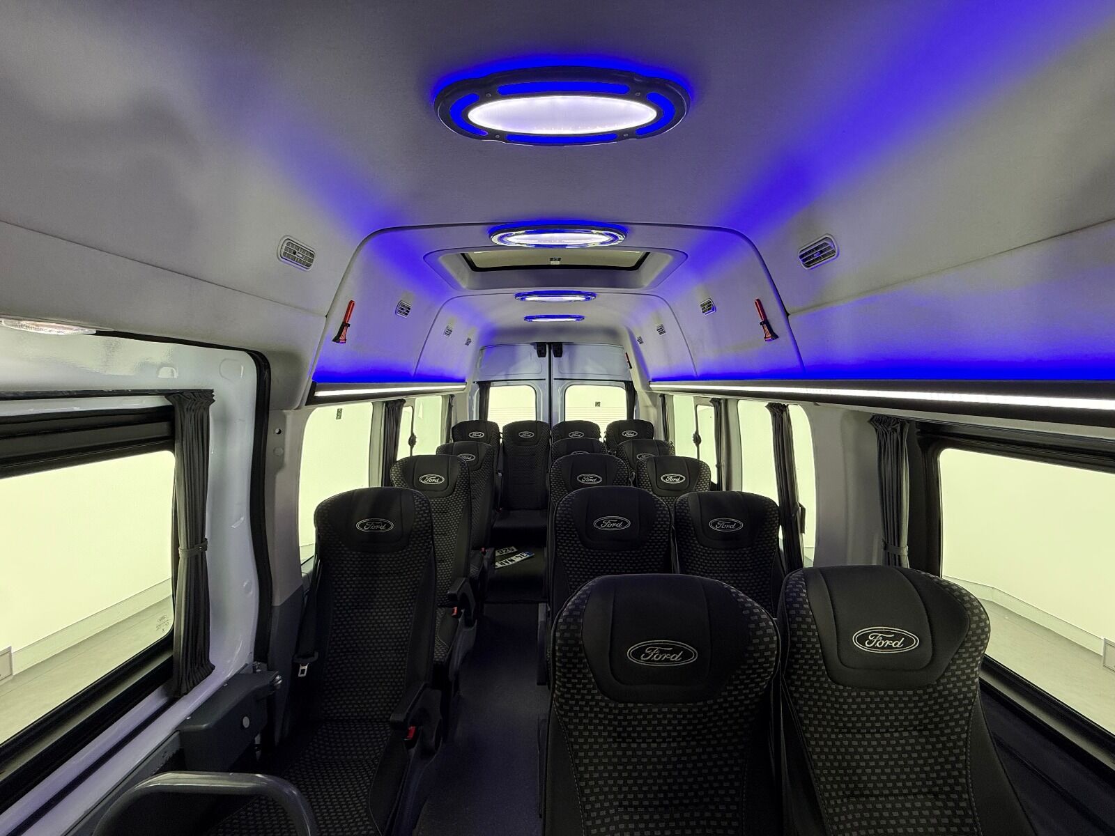 Ford Transit 2.0 EcoBlue 440 E Deluxe UPG - 2023 - Detay