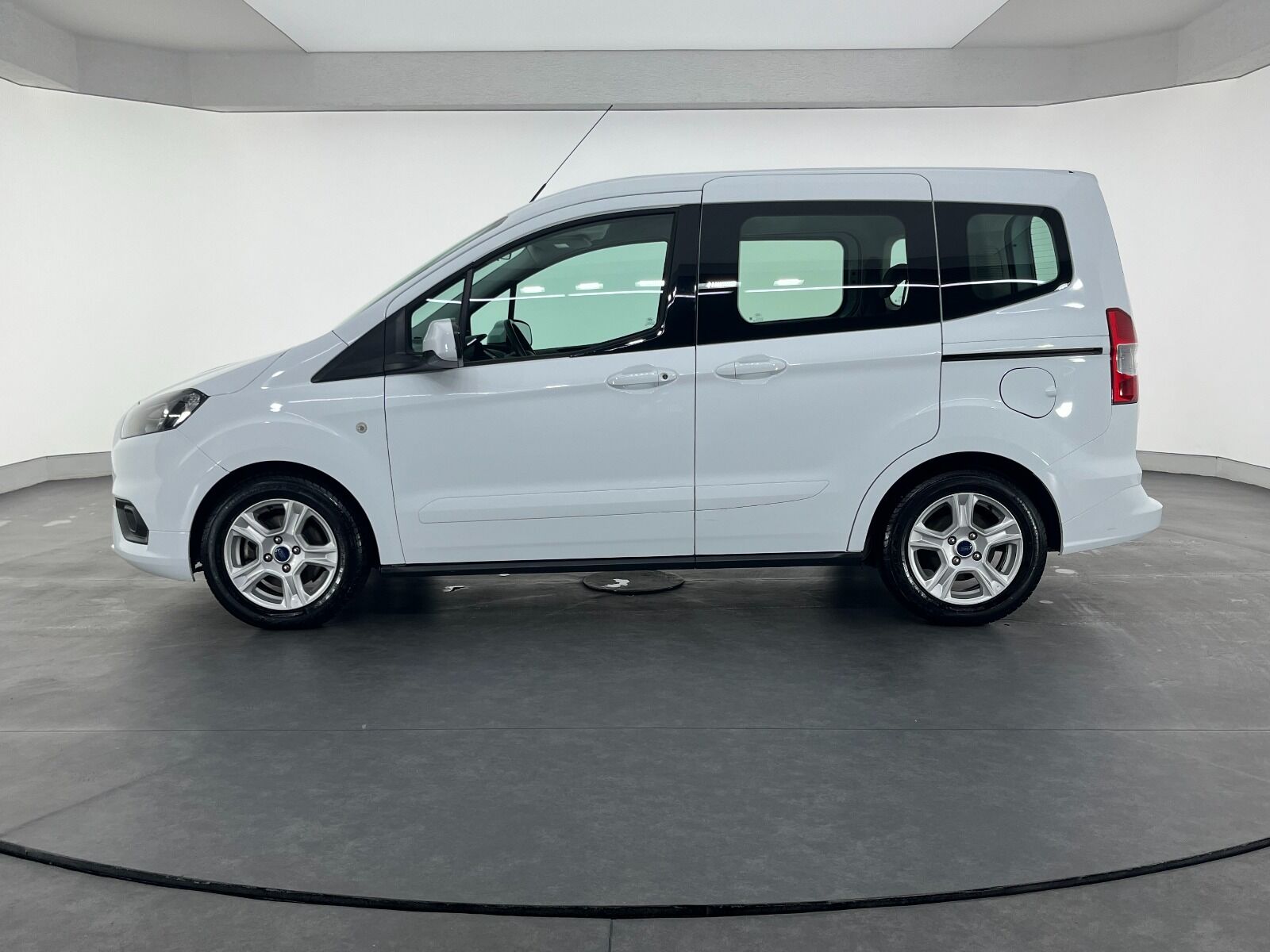 Ford Tourneo Courier 1.5 TDCI Deluxe - 2023 - Detay