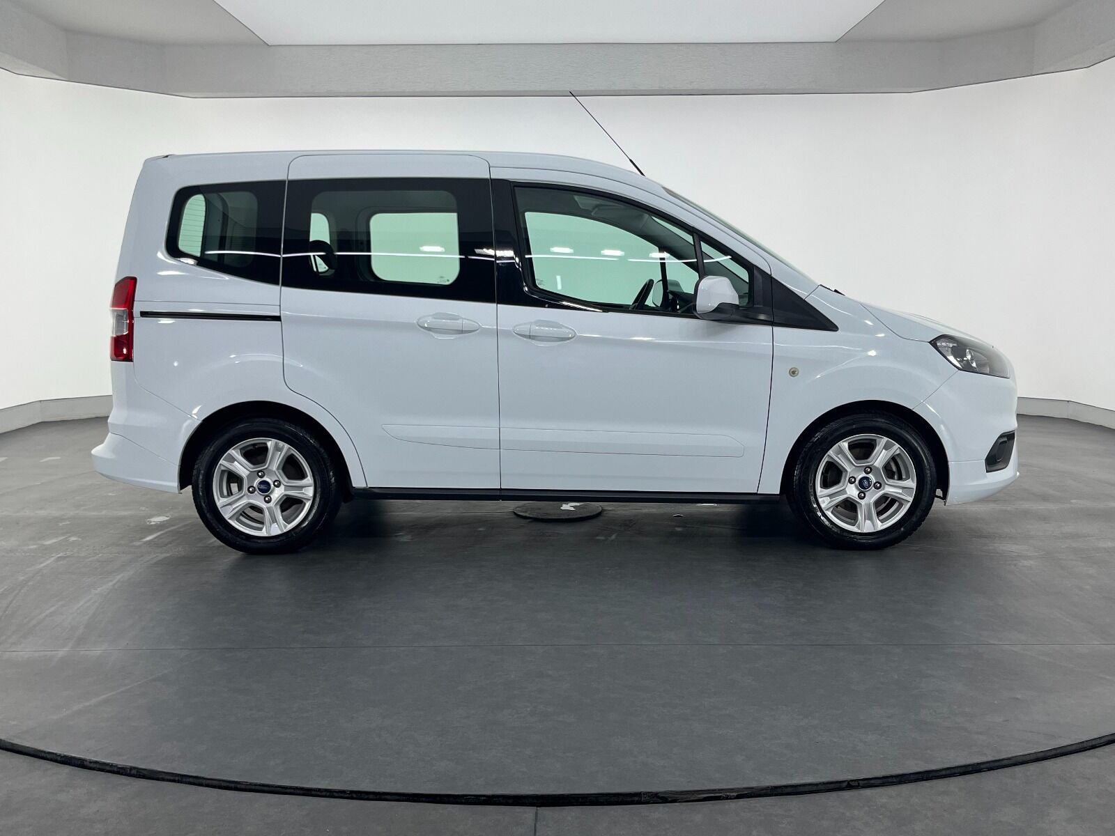 Ford Tourneo Courier 1.5 TDCI Deluxe - 2023 - Detay