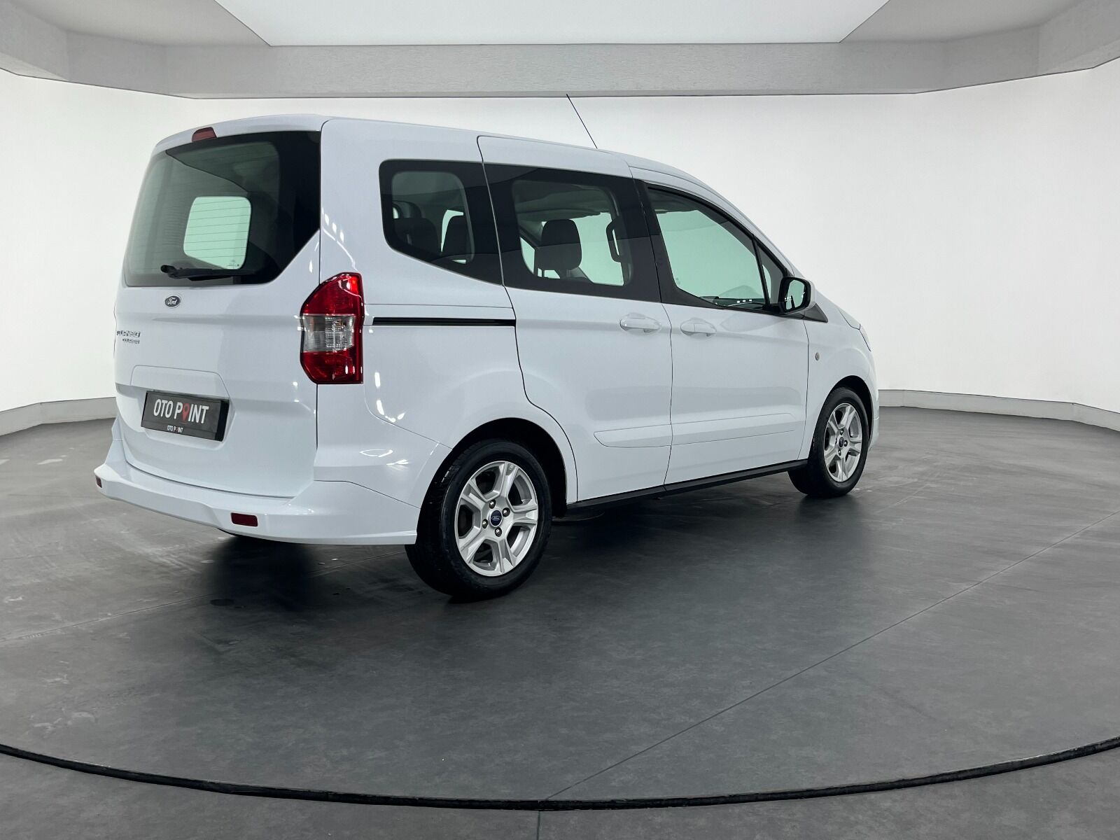 Ford Tourneo Courier 1.5 TDCI Deluxe - 2023 - Detay