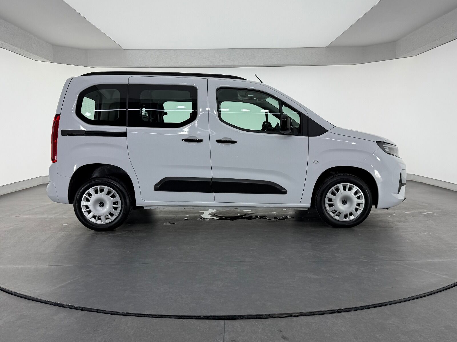 Opel Combo 1.5 D Essential - 2026 - Detay