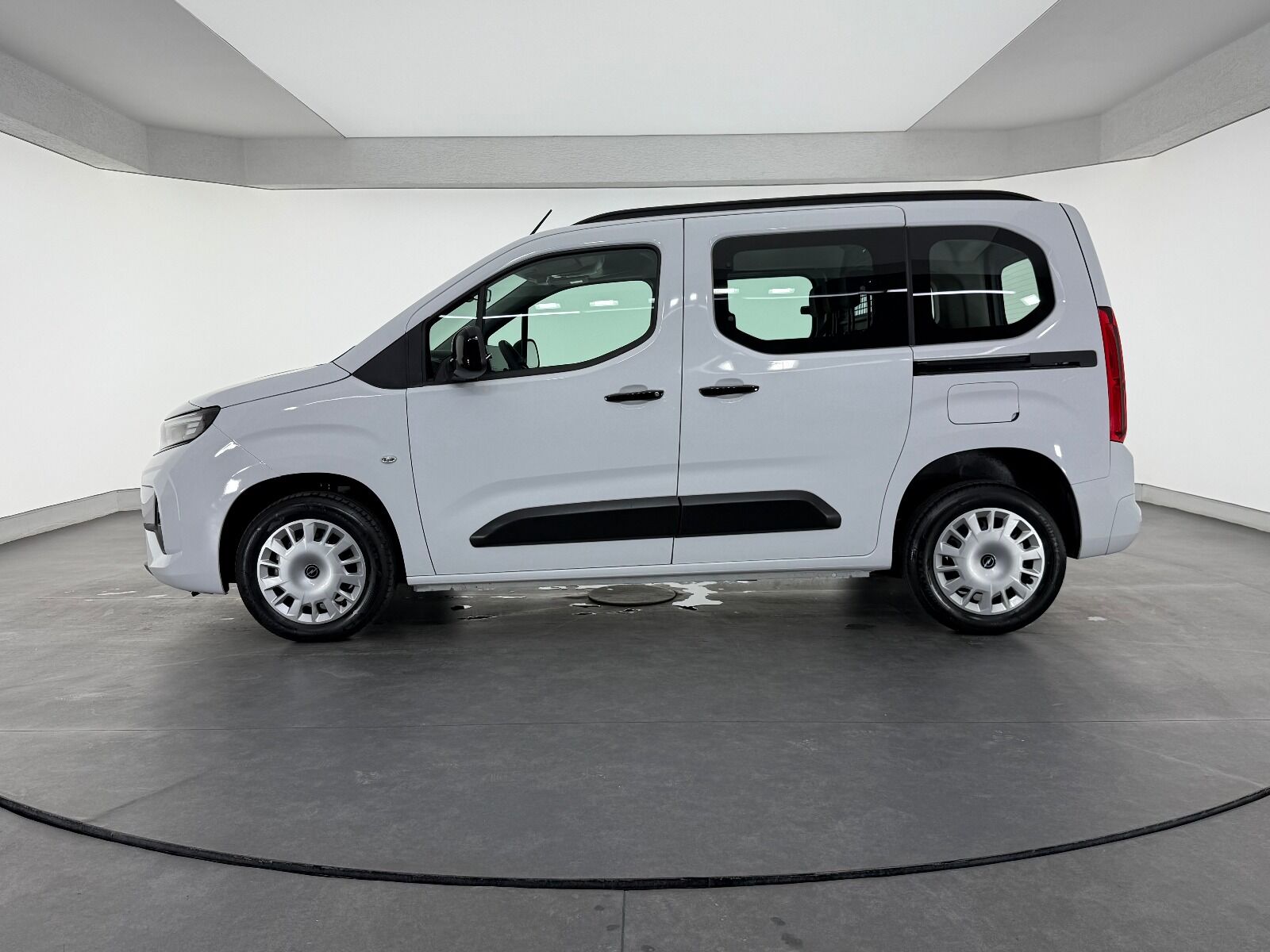 Opel Combo 1.5 D Essential - 2026 - Detay