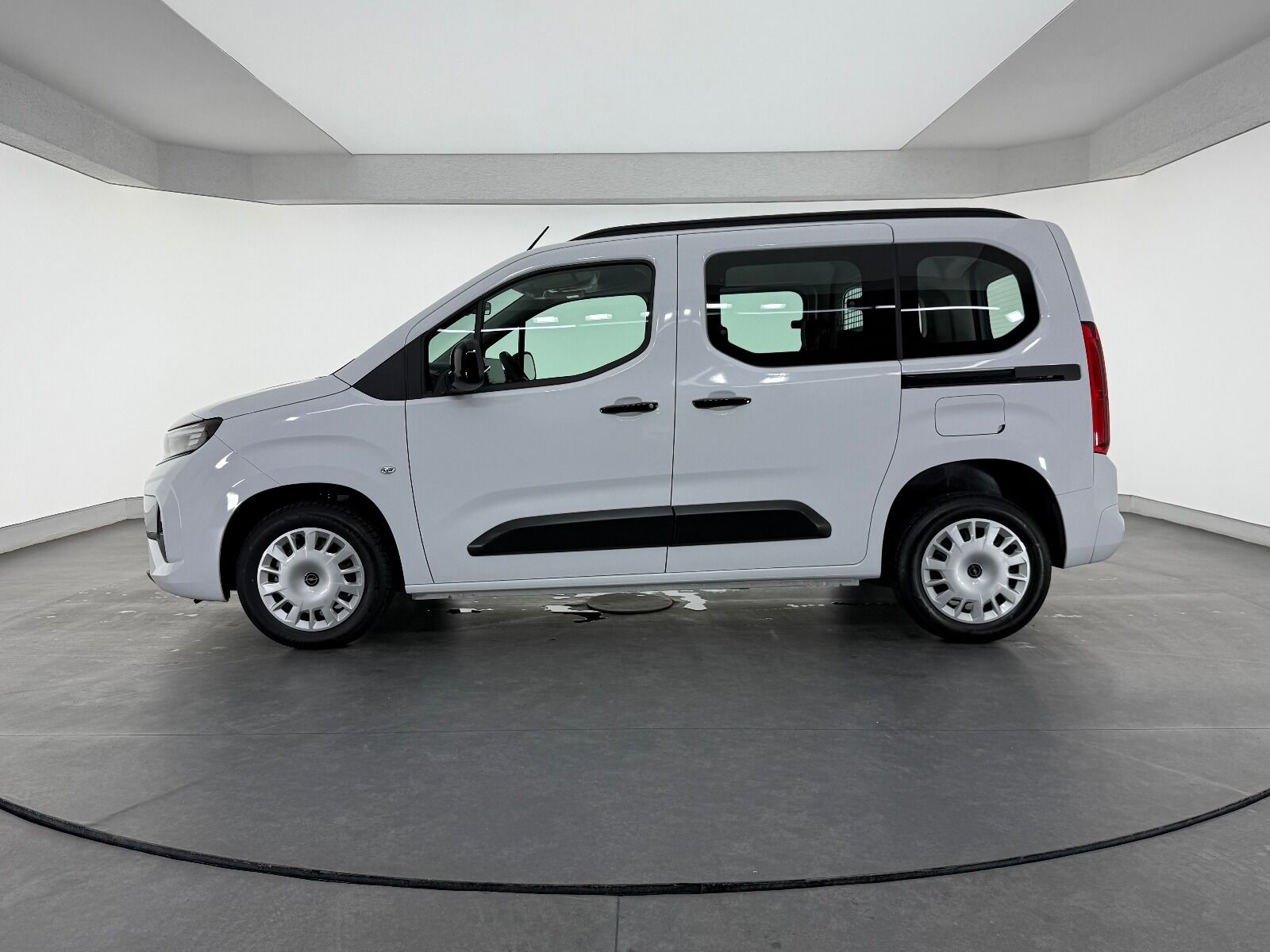 Opel Combo 1.5 D Essential - 2026 - Detay