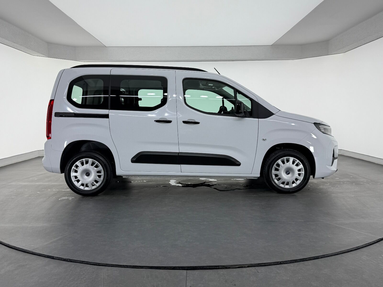 Opel Combo 1.5 D Essential - 2026 - Detay