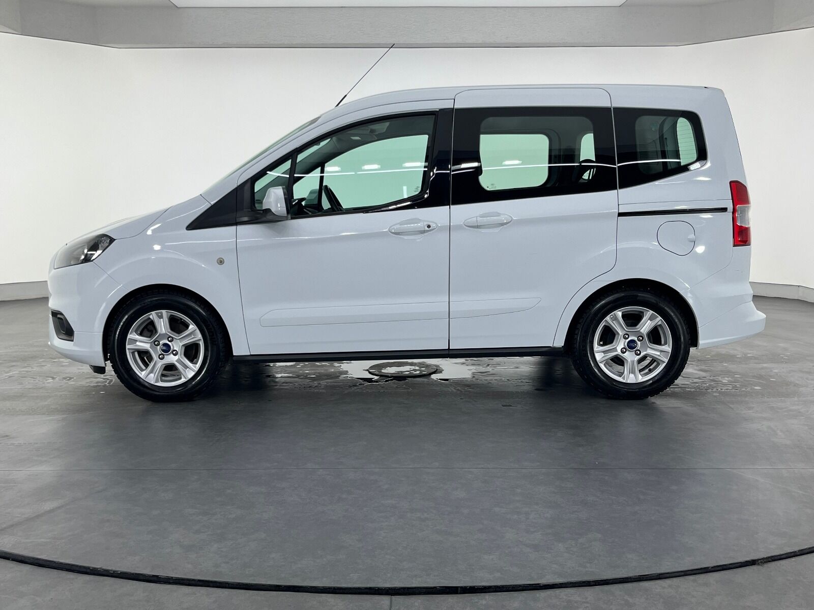 Ford Tourneo Courier 1.5 TDCI Deluxe - 2023 - Detay