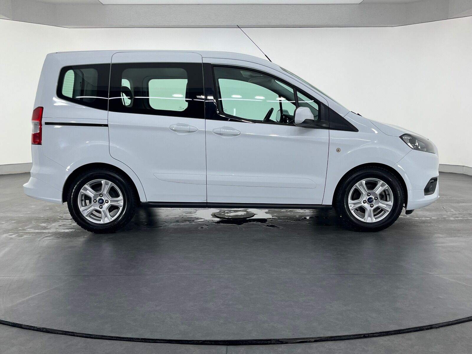 Ford Tourneo Courier 1.5 TDCI Deluxe - 2023 - Detay