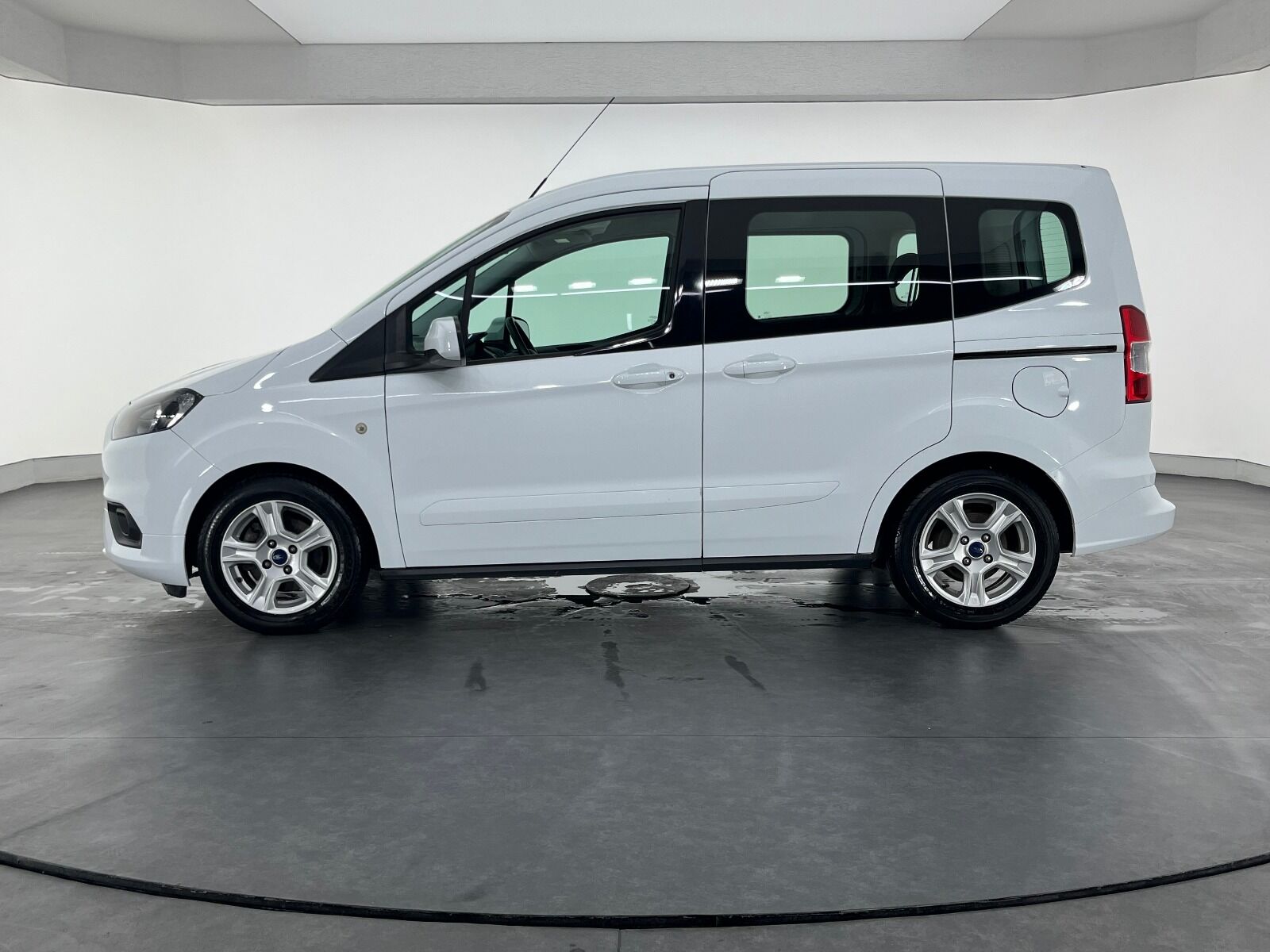 Ford Tourneo Courier 1.5 TDCI Deluxe - 2023 - Detay