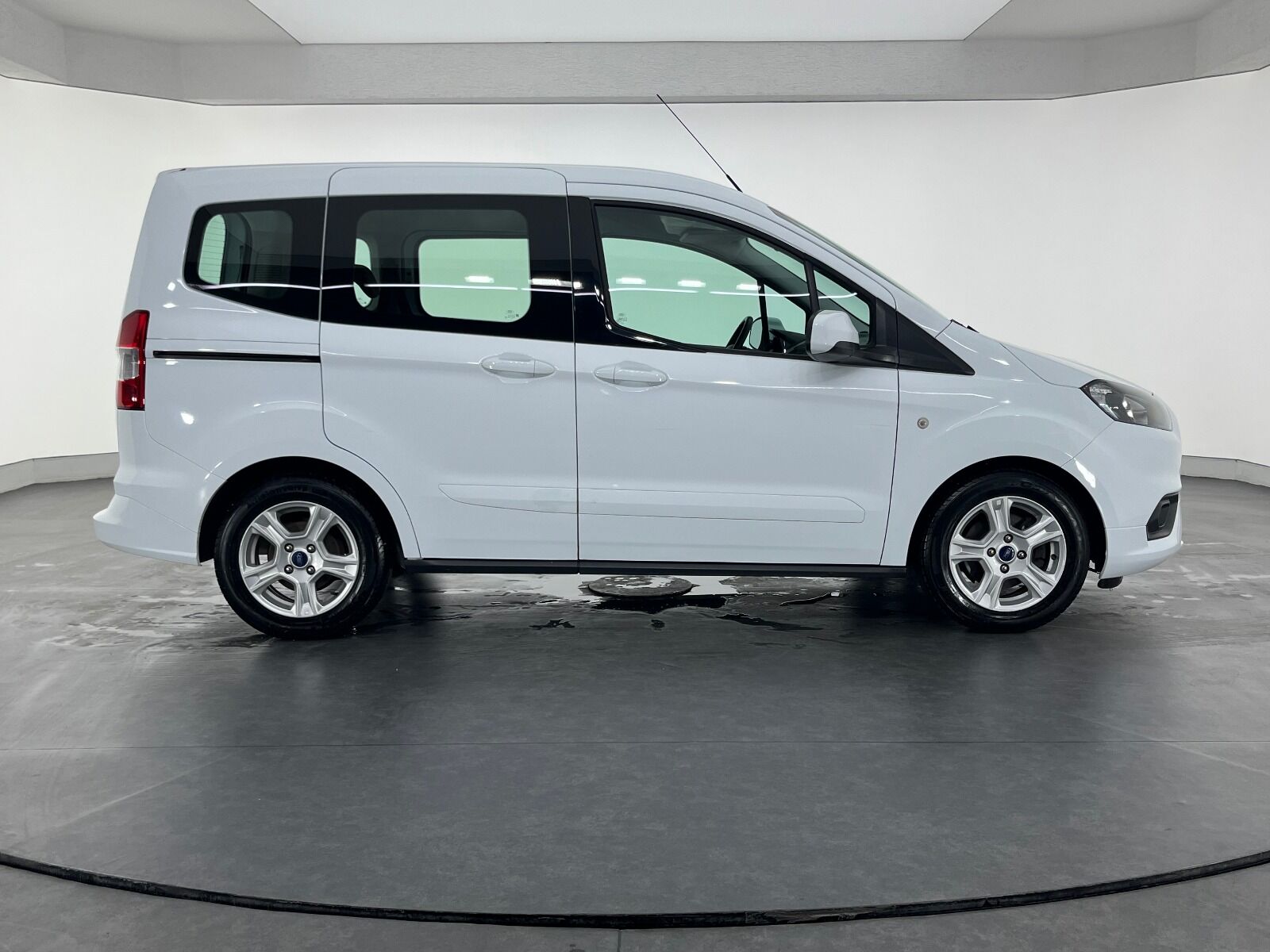 Ford Tourneo Courier 1.5 TDCI Deluxe - 2023 - Detay