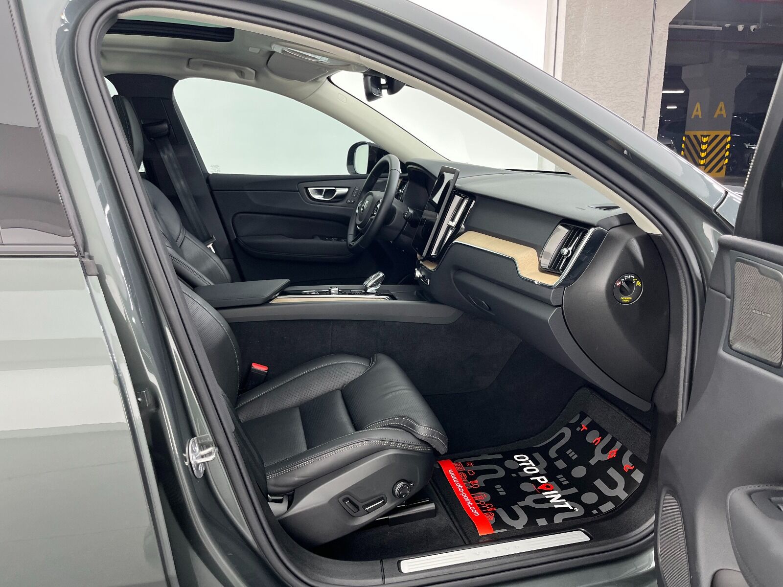 Volvo XC60 2.0 B5 Mild Hybrid Plus Dark AWD - 2025 - Detay