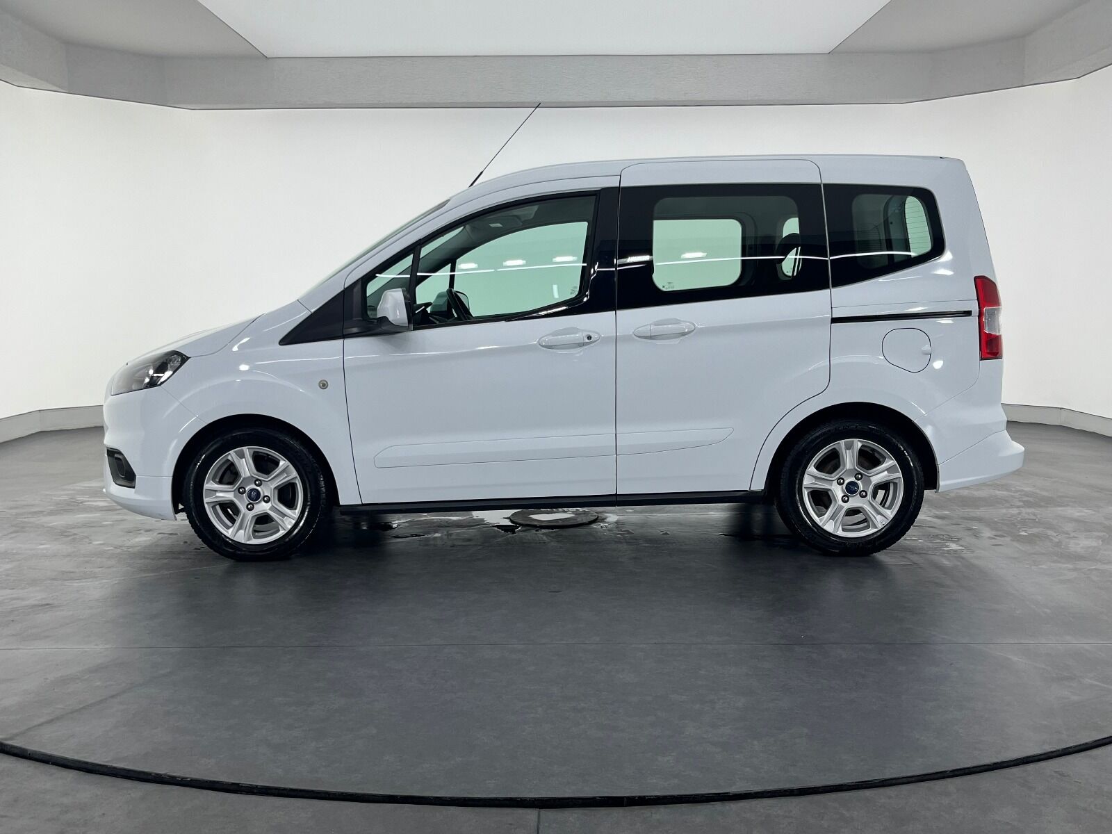 Ford Tourneo Courier 1.5 TDCI Deluxe - 2023 - Detay