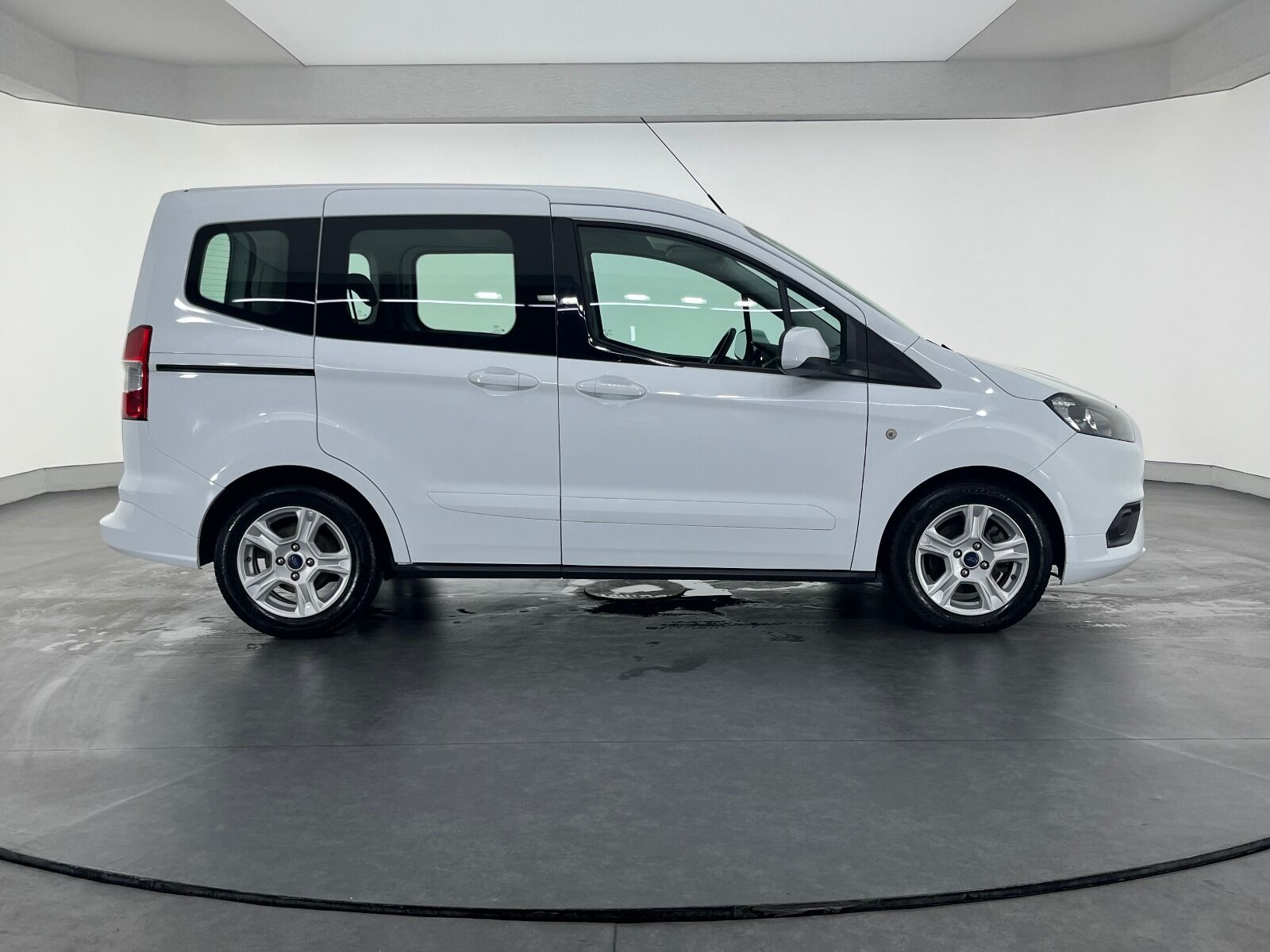 Ford Tourneo Courier 1.5 TDCI Deluxe - 2023 - Detay