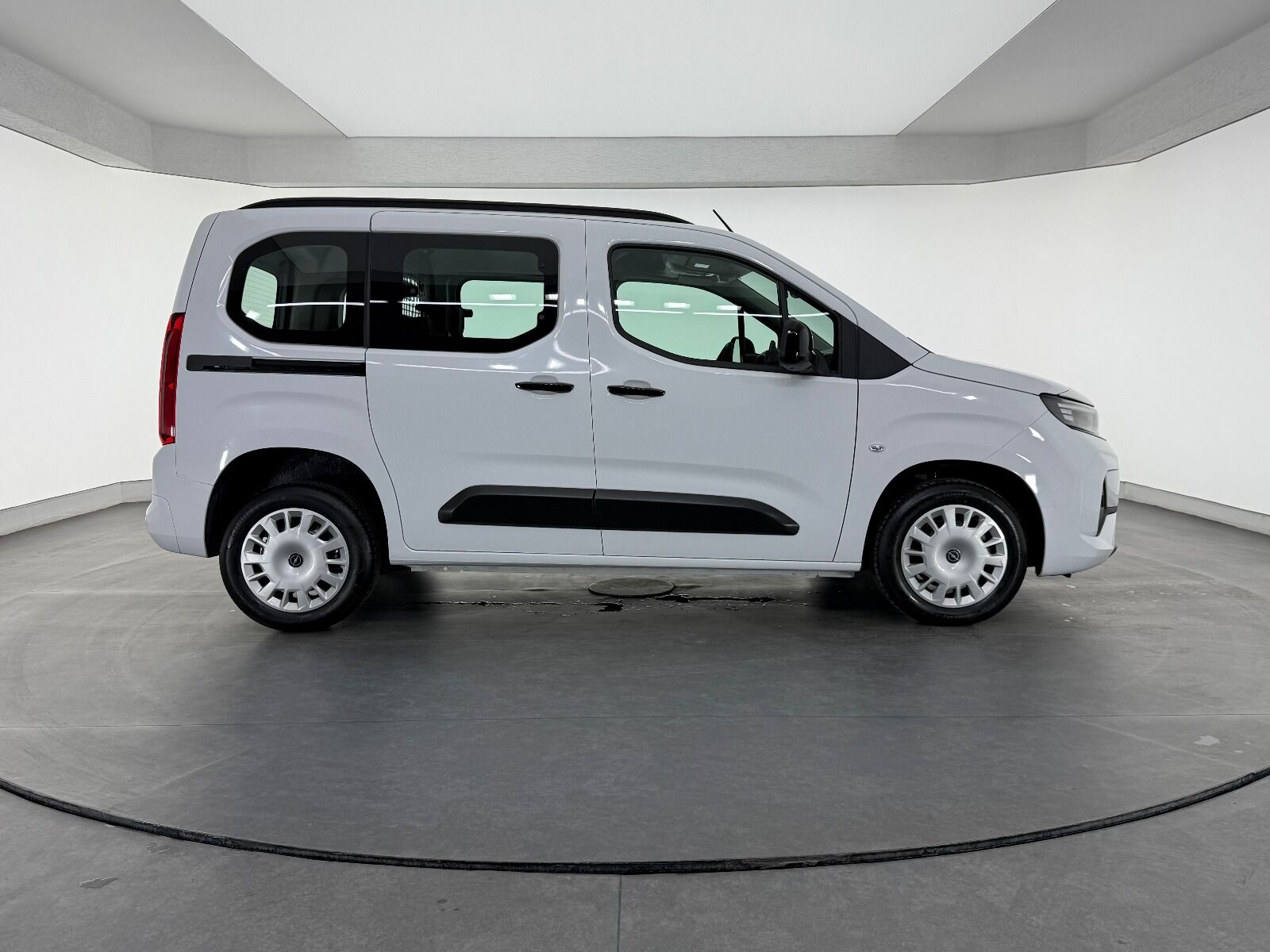 Opel Combo 1.5 D Essential - 2026 - Detay