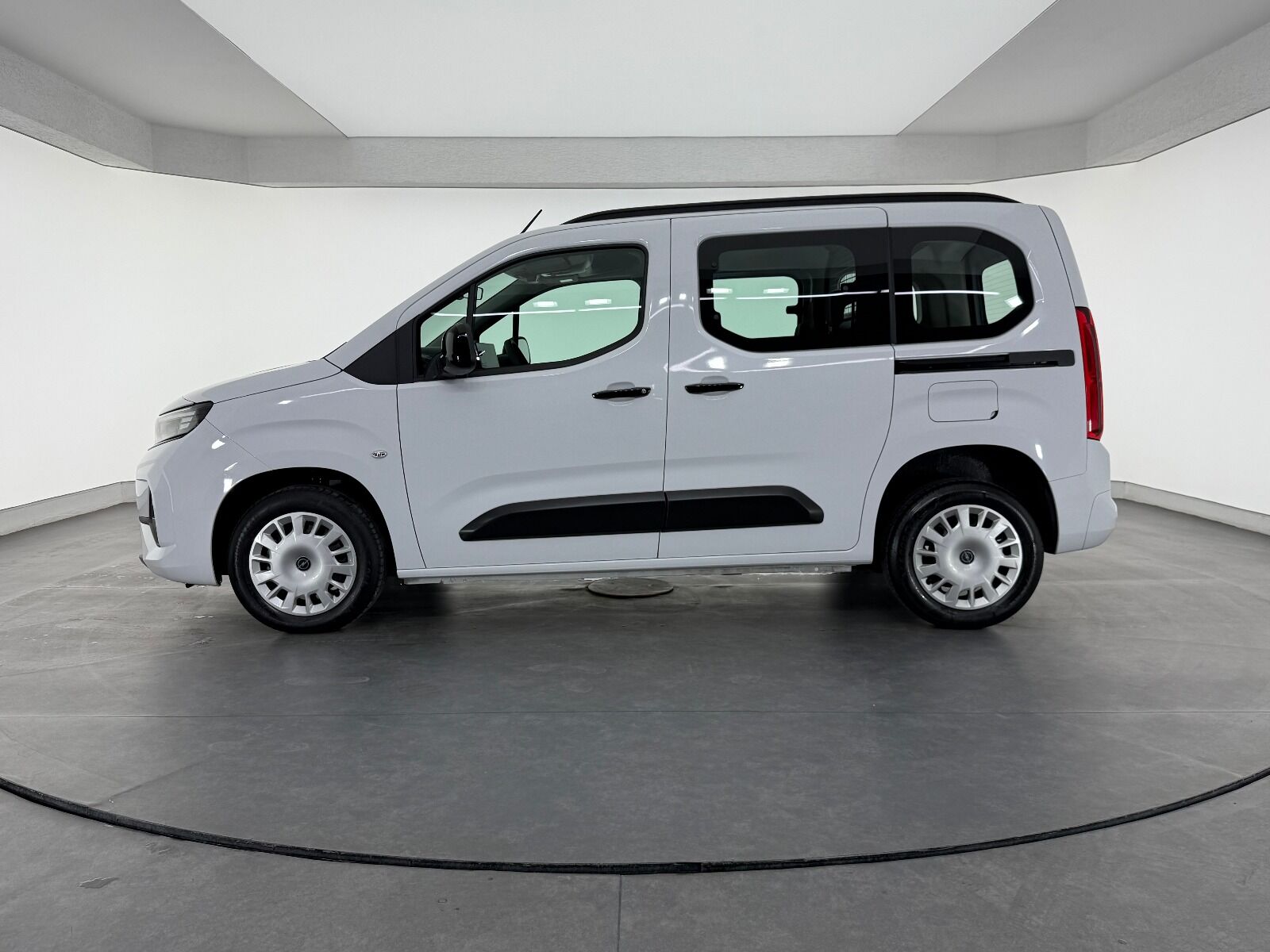 Opel Combo 1.5 D Essential - 2026 - Detay