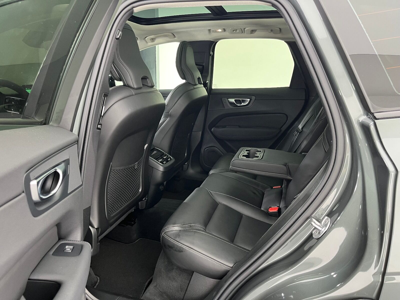 Volvo XC60 2.0 B5 Mild Hybrid Plus Dark AWD - 2025 - Detay