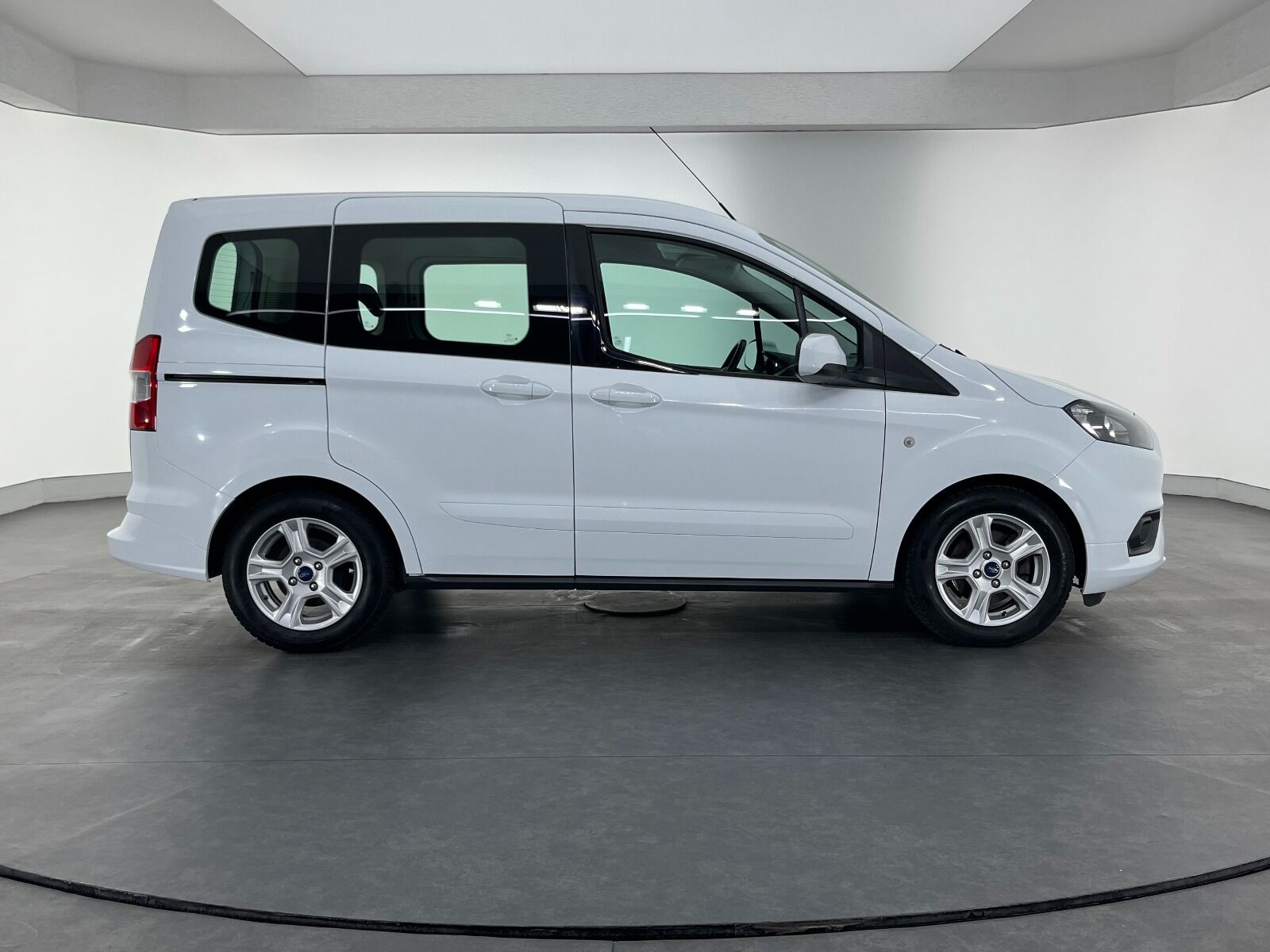 Ford Tourneo Courier 1.5 TDCI Deluxe - 2023 - Detay