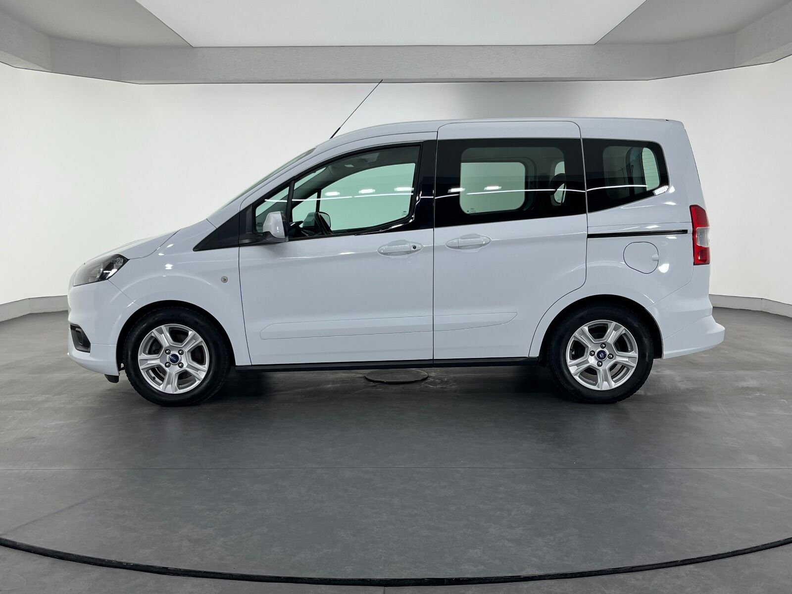 Ford Tourneo Courier 1.5 TDCI Deluxe - 2023 - Detay
