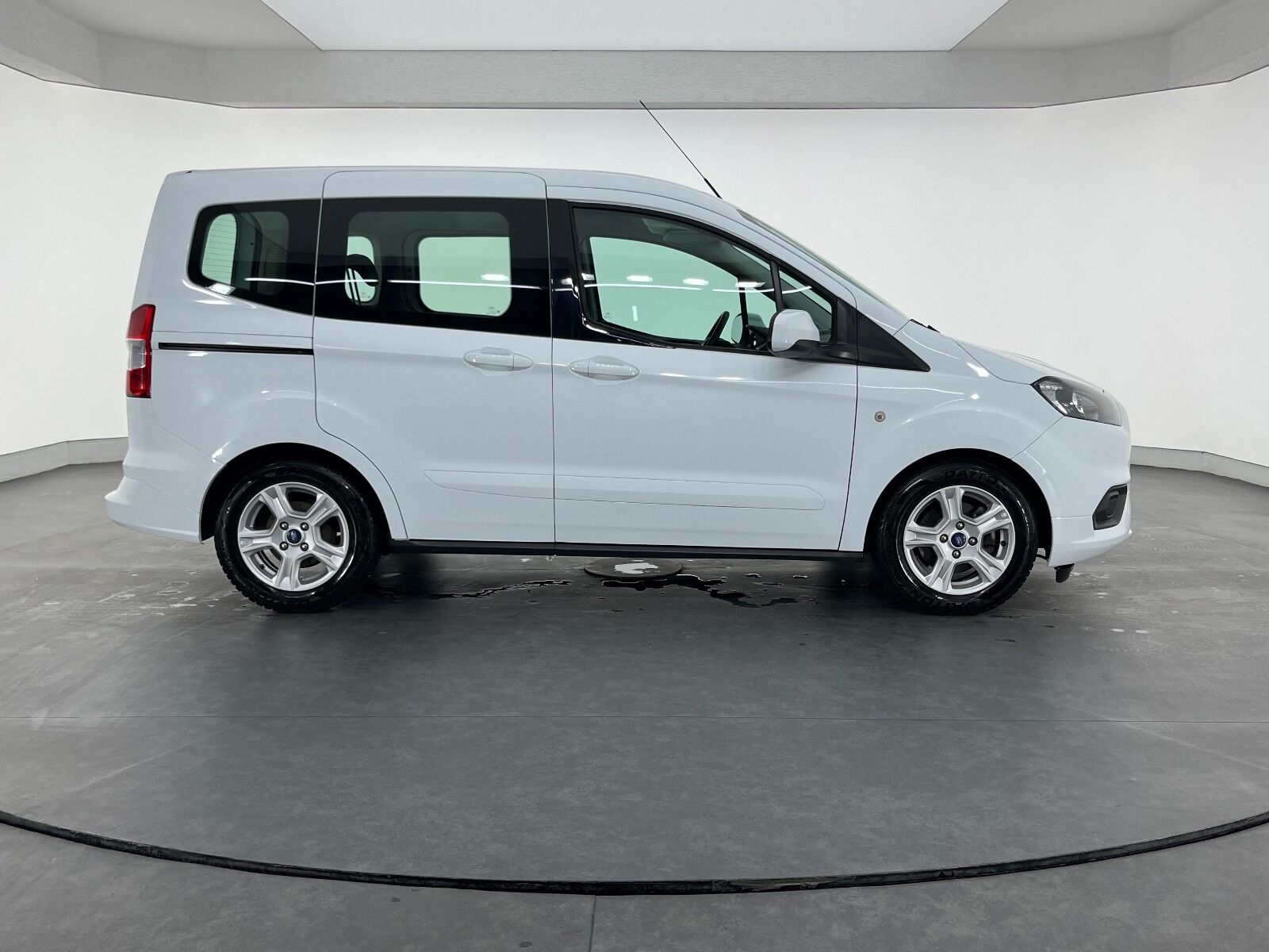 Ford Tourneo Courier 1.5 TDCI Deluxe - 2023 - Detay