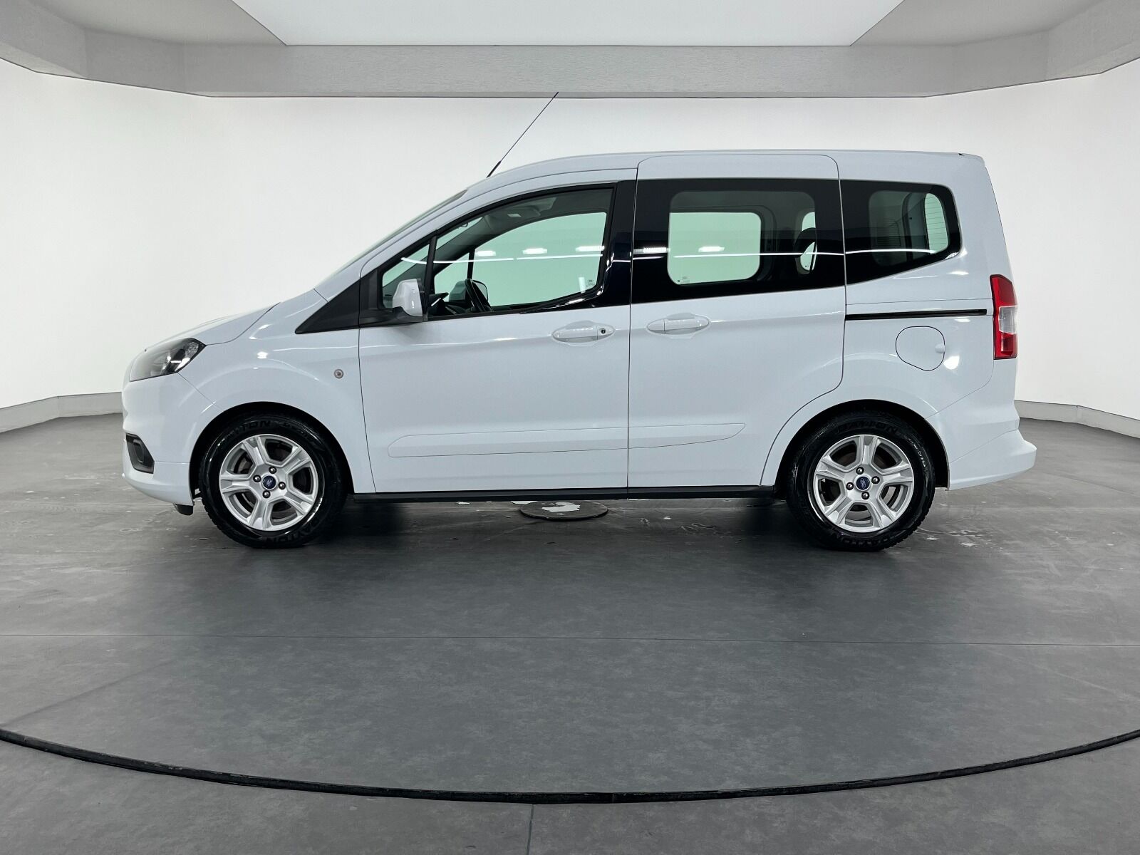 Ford Tourneo Courier 1.5 TDCI Deluxe - 2023 - Detay