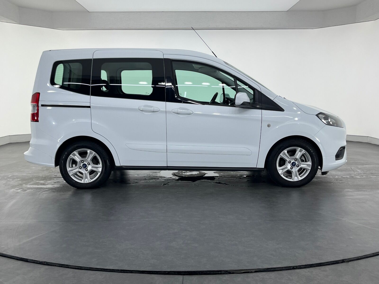 Ford Tourneo Courier 1.5 TDCI Deluxe - 2023 - Detay