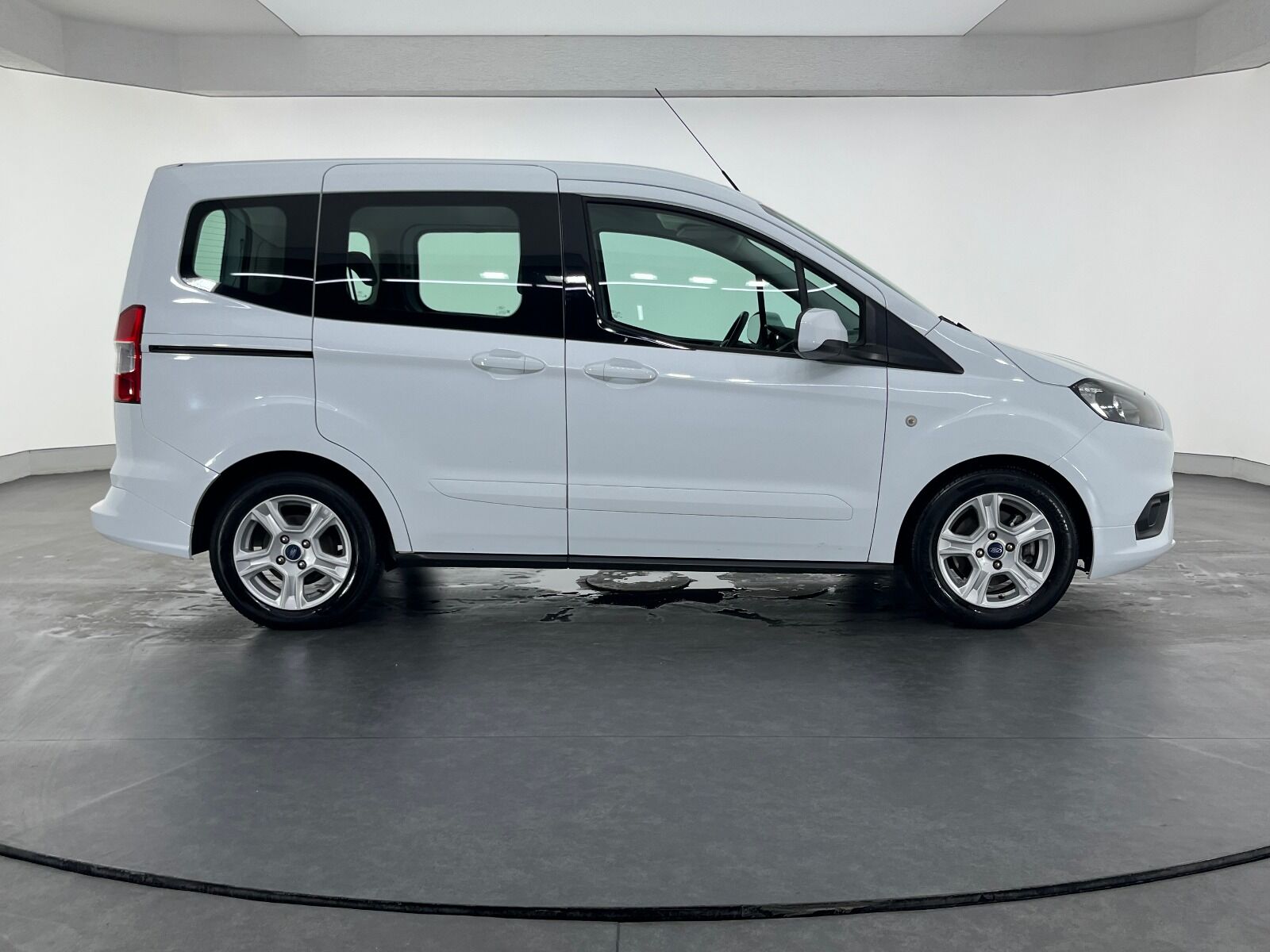 Ford Tourneo Courier 1.5 TDCI Deluxe - 2023 - Detay
