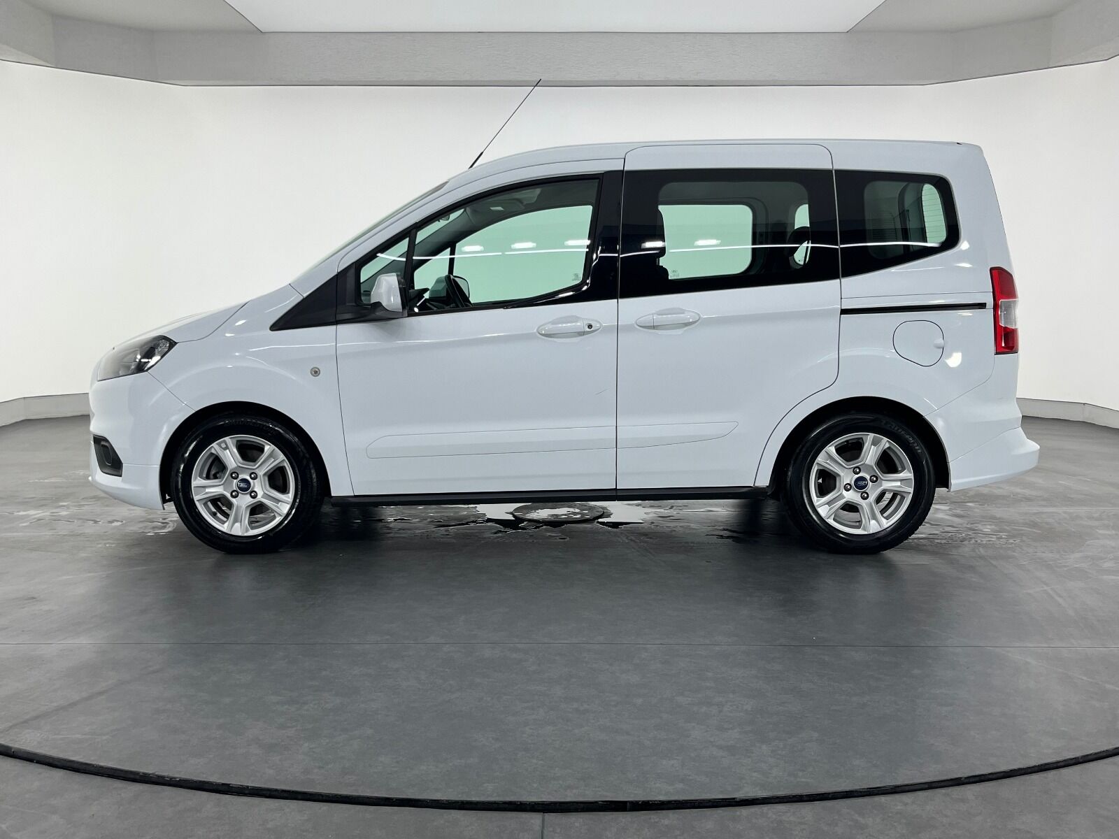Ford Tourneo Courier 1.5 TDCI Deluxe - 2023 - Detay