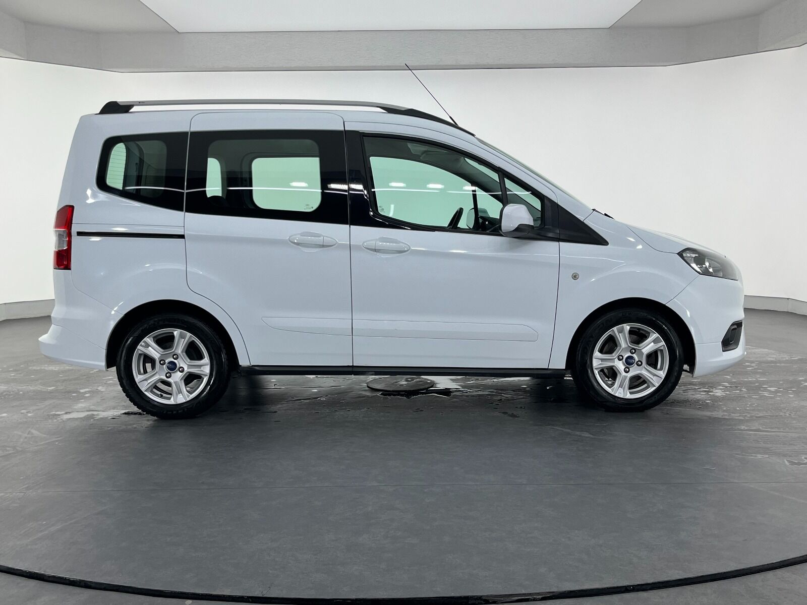Ford Tourneo Courier Kombi 1.5 TDCI Deluxe - 2023 - Detay