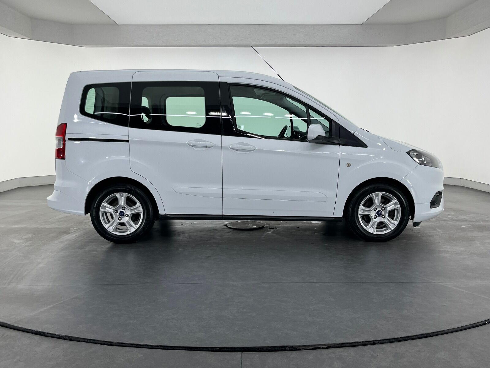 Ford Tourneo Courier 1.5 TDCI Deluxe - 2023 - Detay