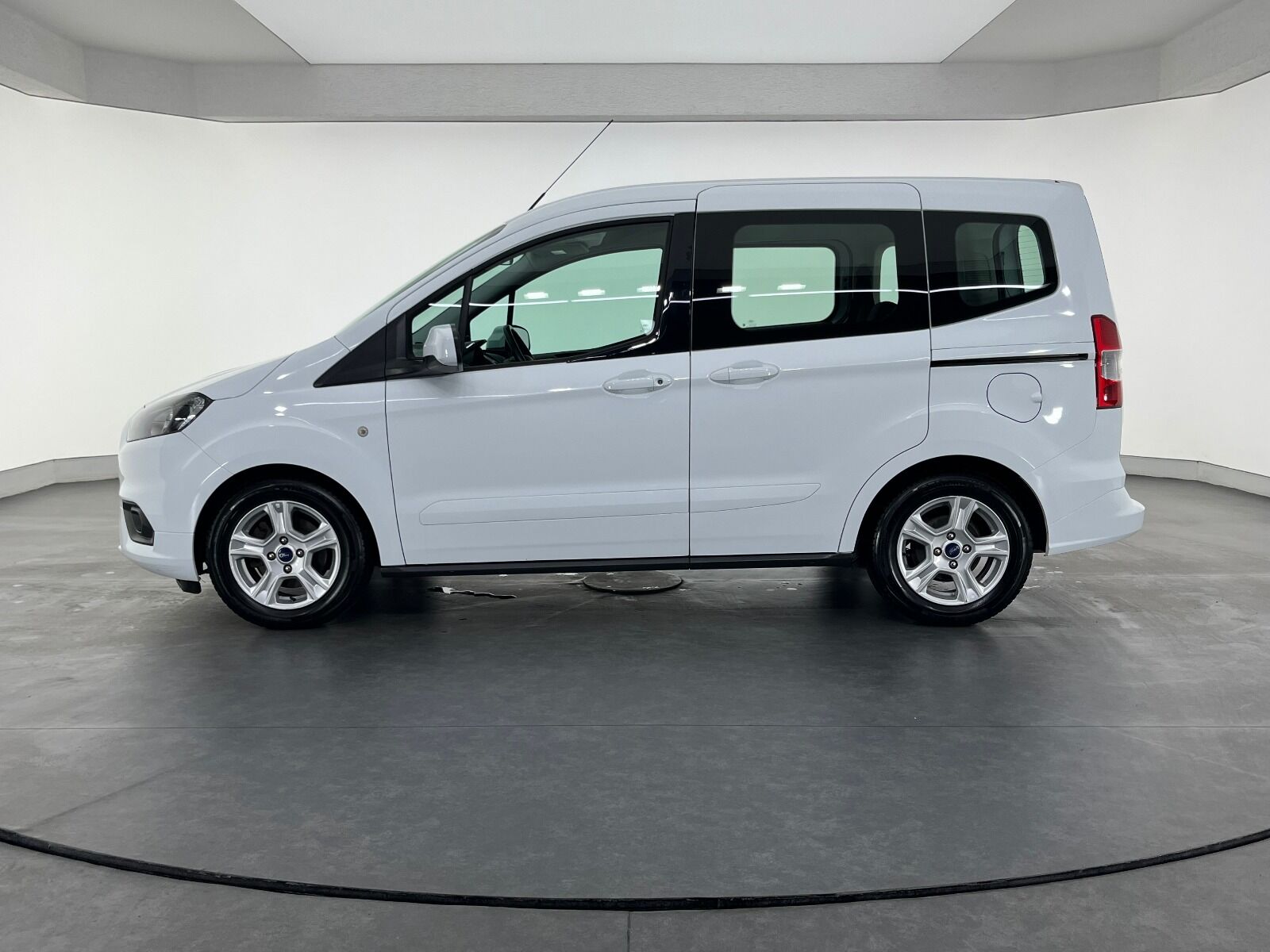 Ford Tourneo Courier 1.5 TDCI Deluxe - 2023 - Detay