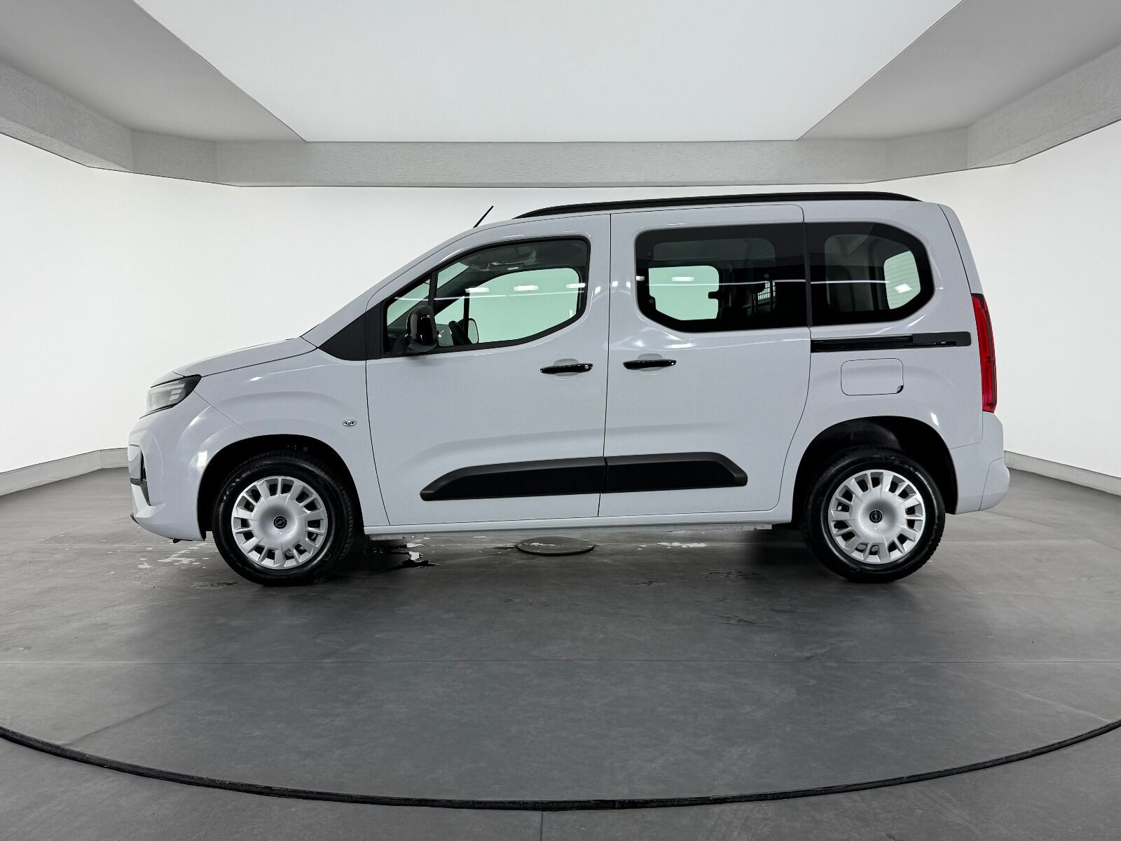 Opel Combo 1.5 D Essential - 2026 - Detay