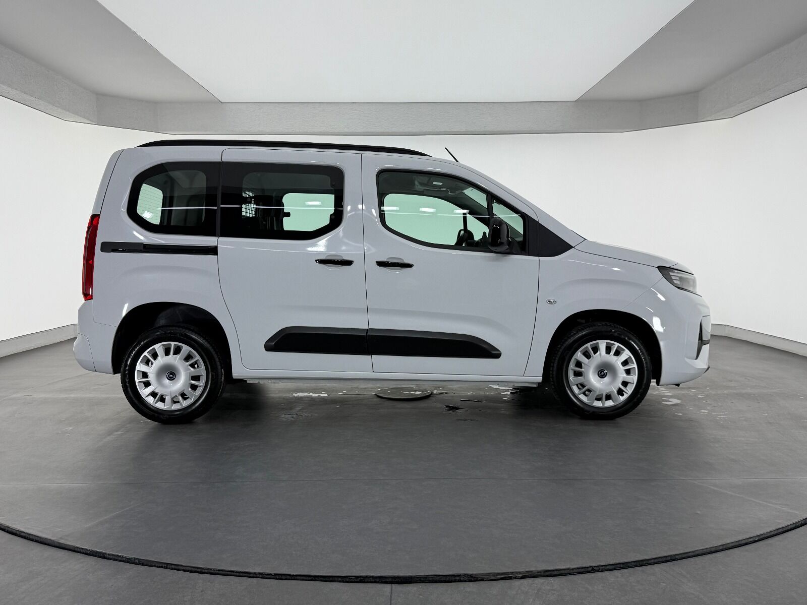 Opel Combo 1.5 D Essential - 2026 - Detay