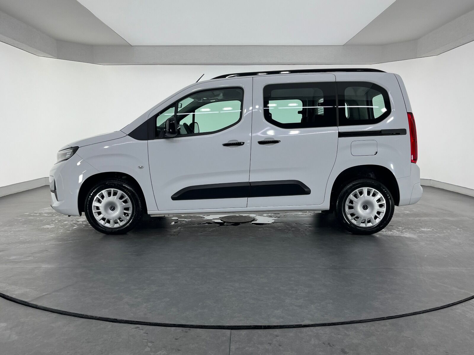 Opel Combo 1.5 D Essential - 2025 - Detay