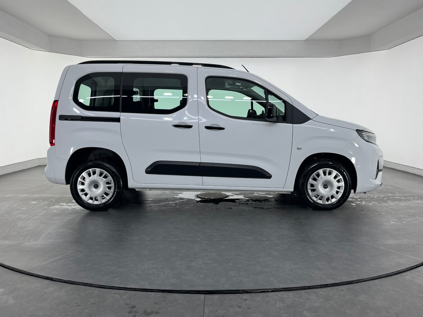 Opel Combo 1.5 D Essential - 2025 - Detay