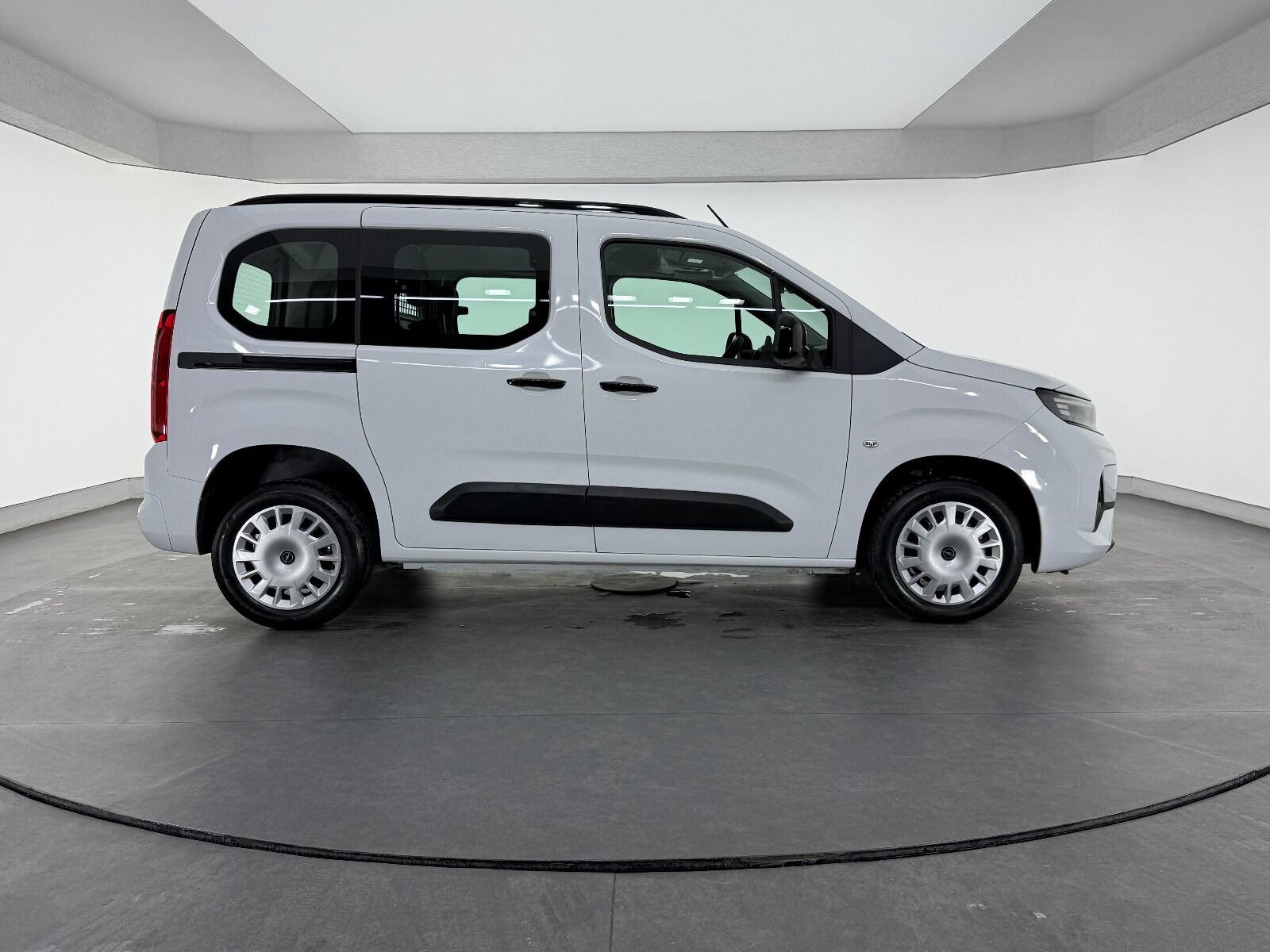 Opel Combo 1.5 D Essential - 2026 - Detay