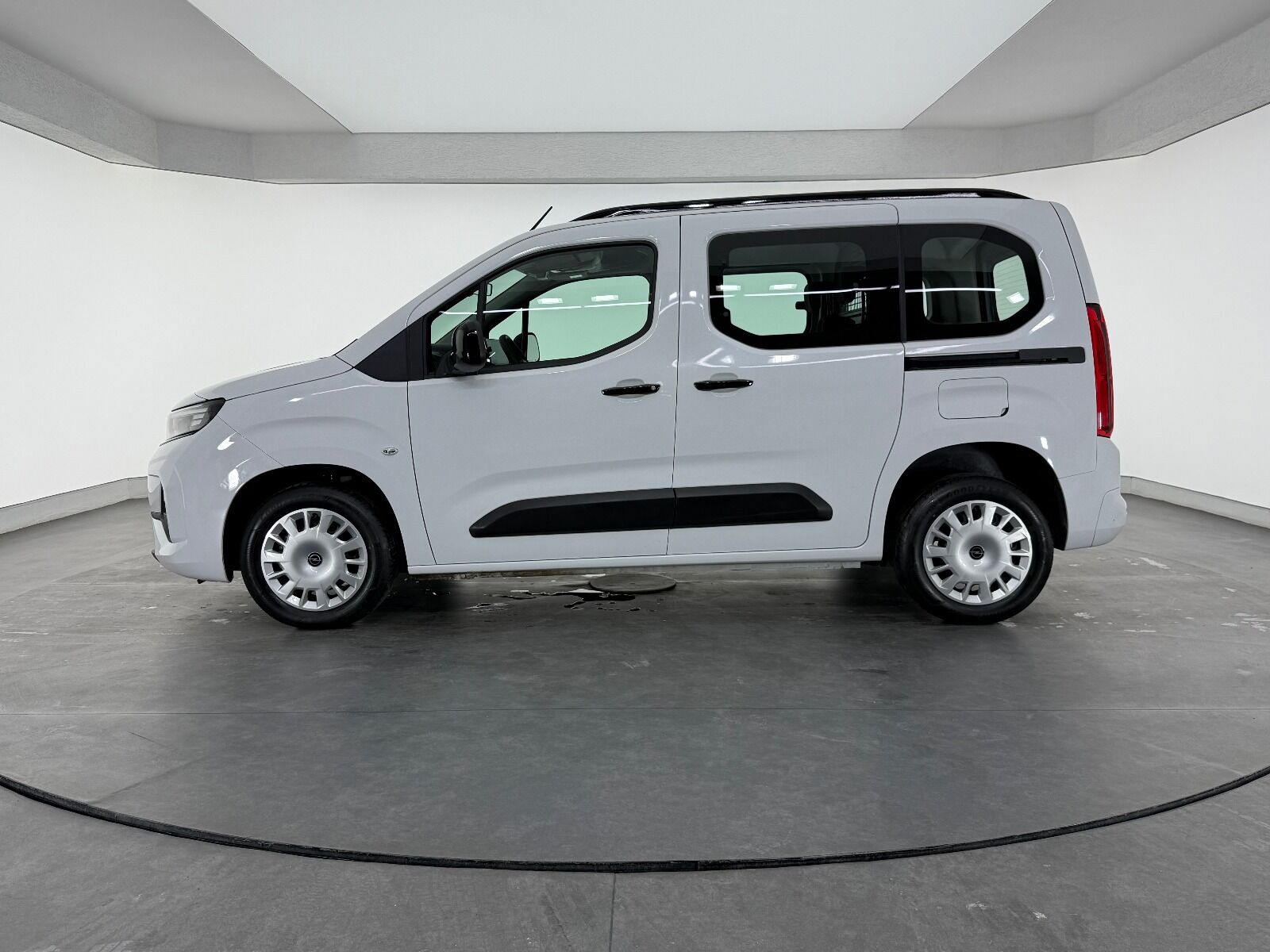 Opel Combo 1.5 D Essential - 2026 - Detay