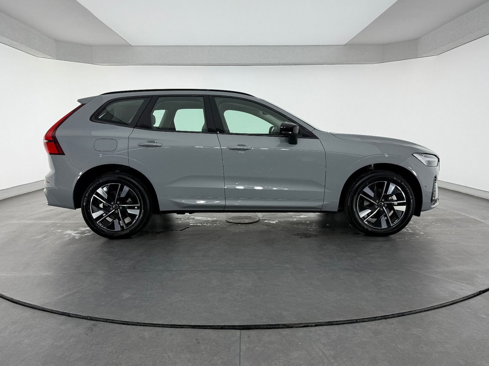 Volvo XC60 2.0 B5 MHEV Plus Dark AWD - 2026 - Detay