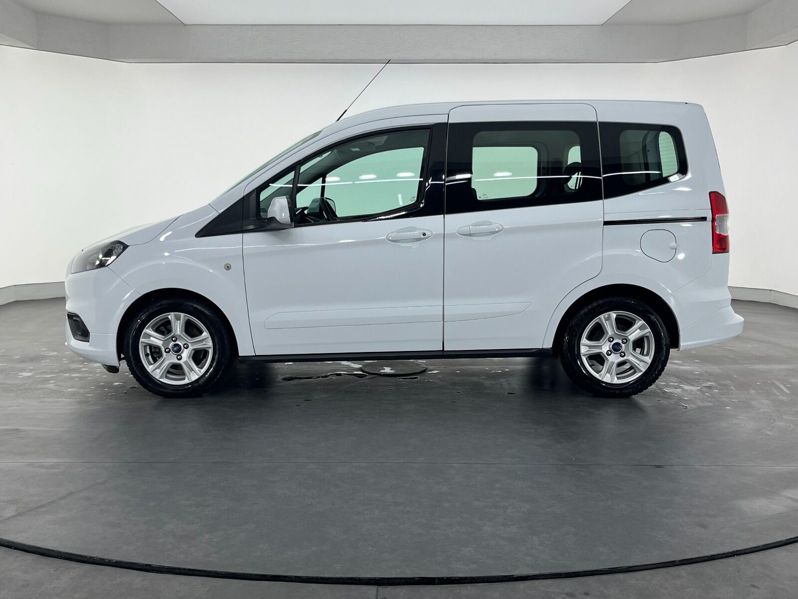 Ford Tourneo Courier 1.5 TDCI Deluxe - 2023 - Detay