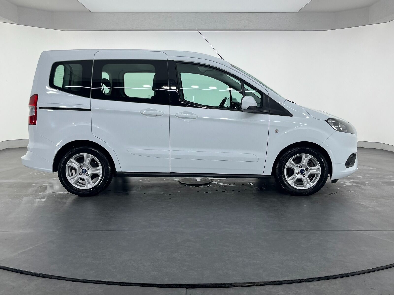 Ford Tourneo Courier 1.5 TDCI Deluxe - 2023 - Detay