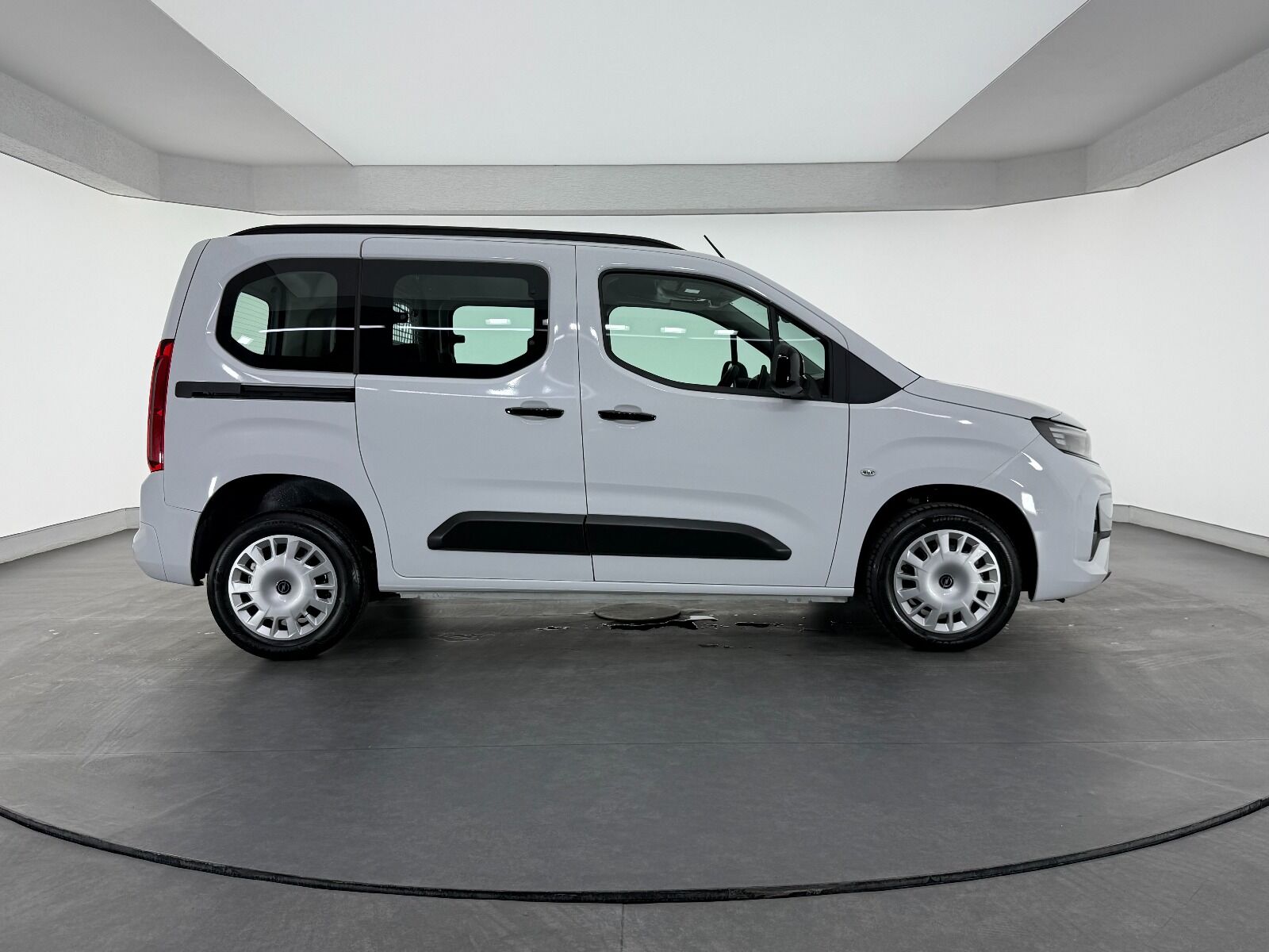 Opel Combo 1.5 D Essential - 2026 - Detay