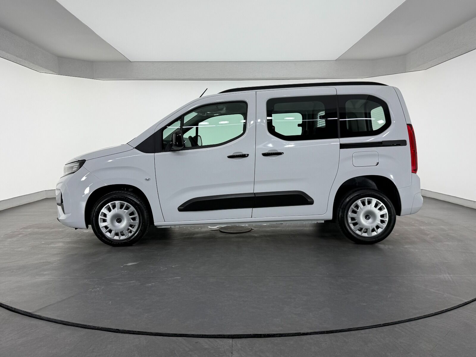 Opel Combo 1.5 D Essential - 2026 - Detay