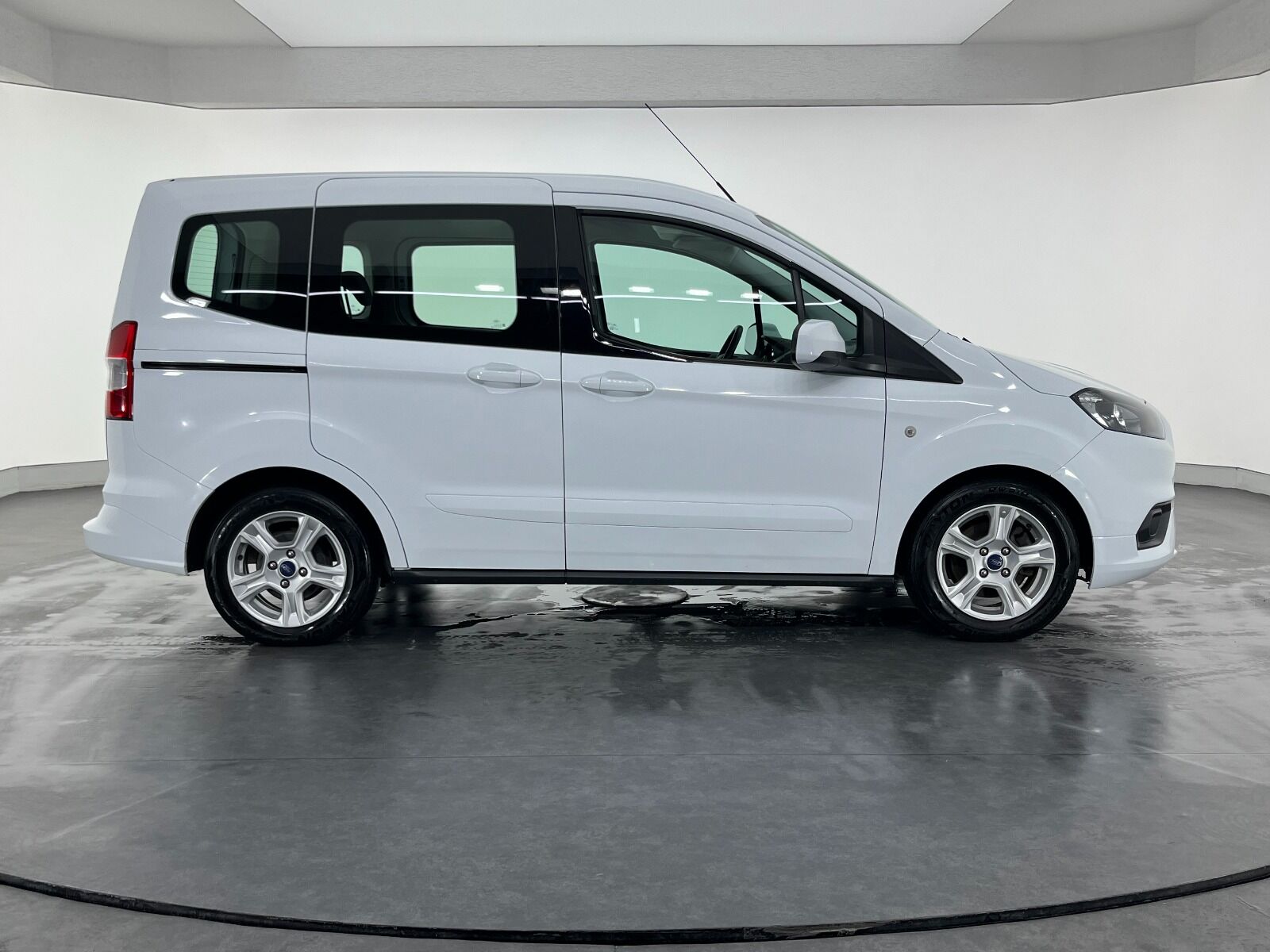 Ford Tourneo Courier 1.5 TDCI Deluxe - 2023 - Detay