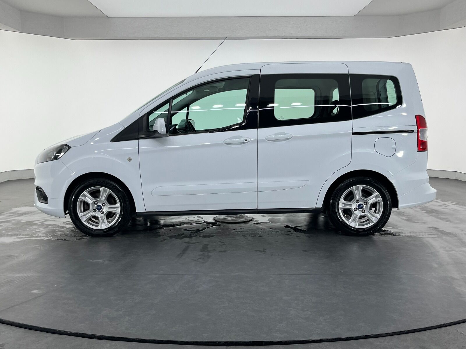 Ford Tourneo Courier 1.5 TDCI Deluxe - 2023 - Detay