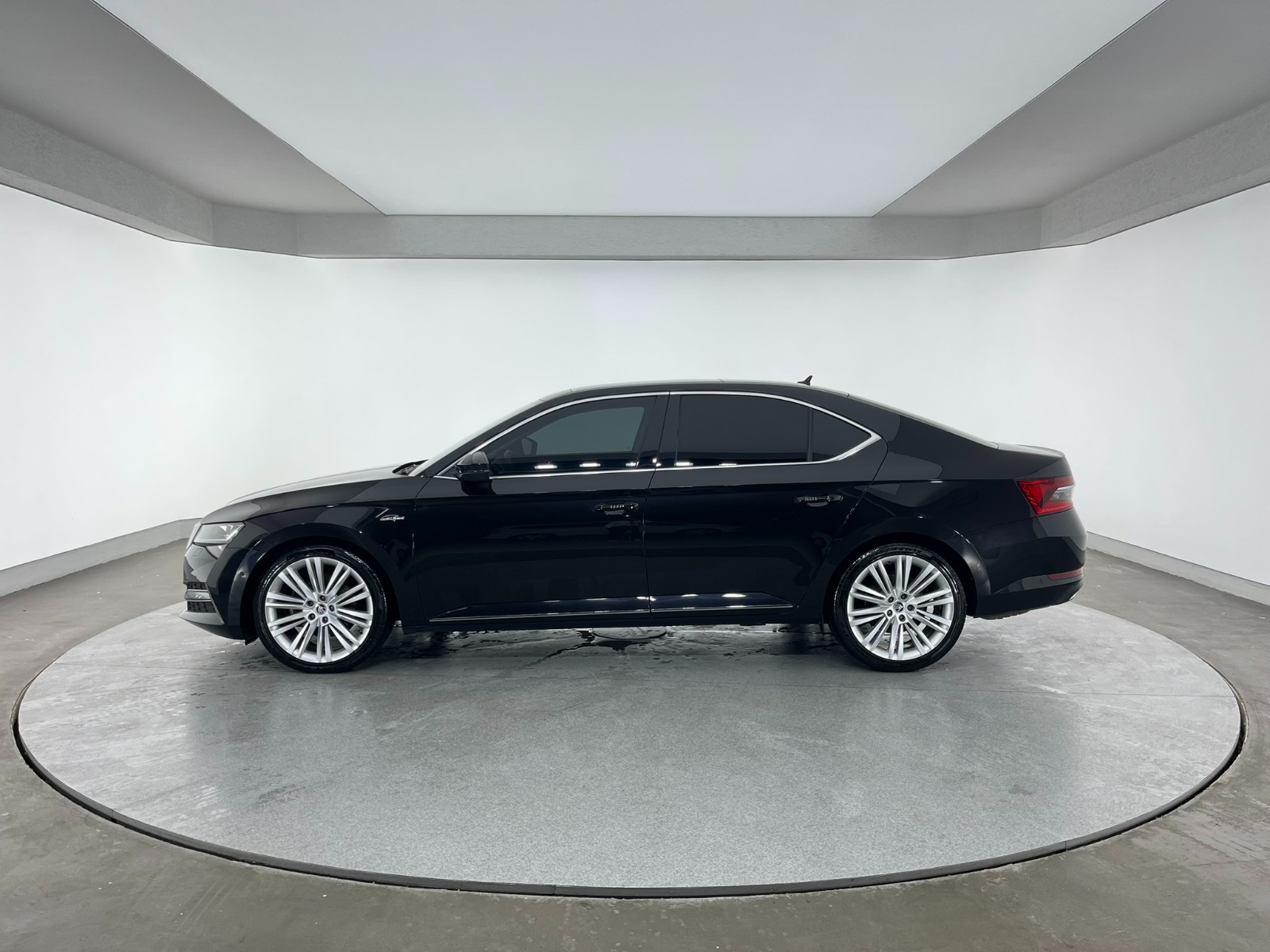 Skoda Superb Sedan 2.0 TDI SCR 4x4 L&K Crystal DSG - 2020 - Detay