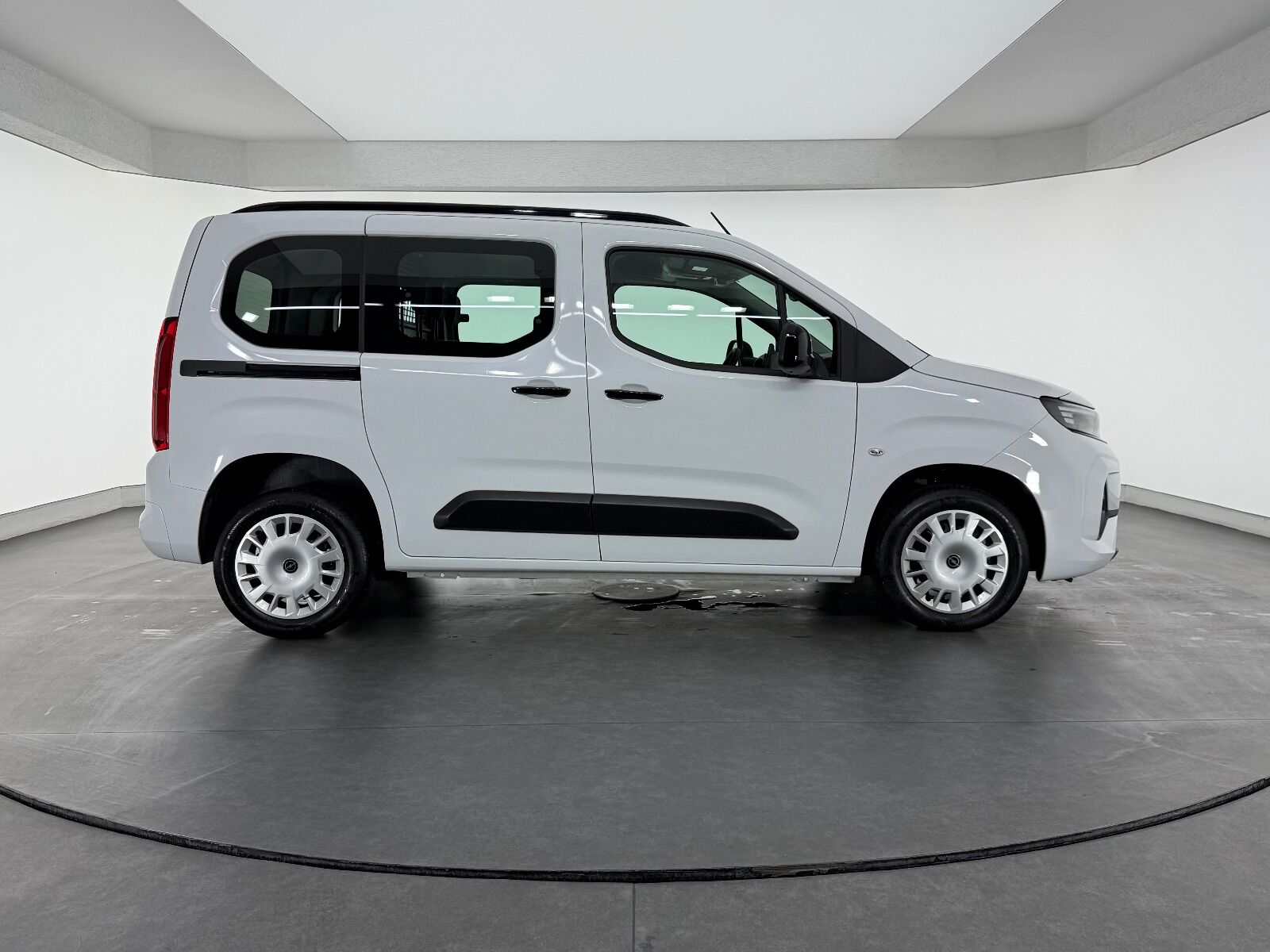 Opel Combo 1.5 D Essential - 2026 - Detay