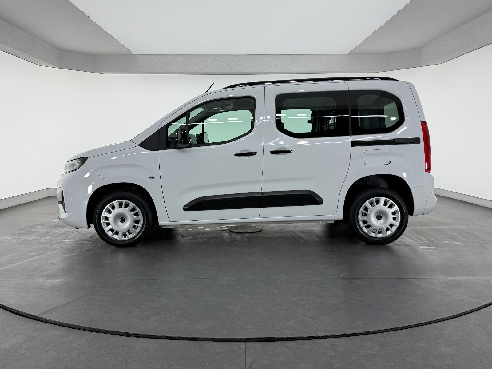 Opel Combo 1.5 D Essential - 2026 - Detay